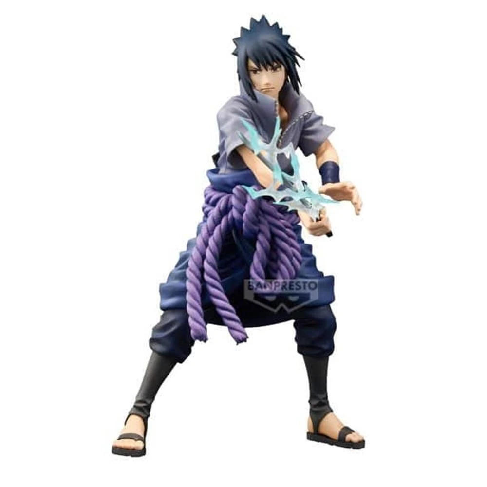 Una statuetta di Sasuke è mostrata in una posa dinamica, che tiene in mano un'arma energetica blu chiaro. La figura indossa un abito scuro con corda viola e sandali neri.