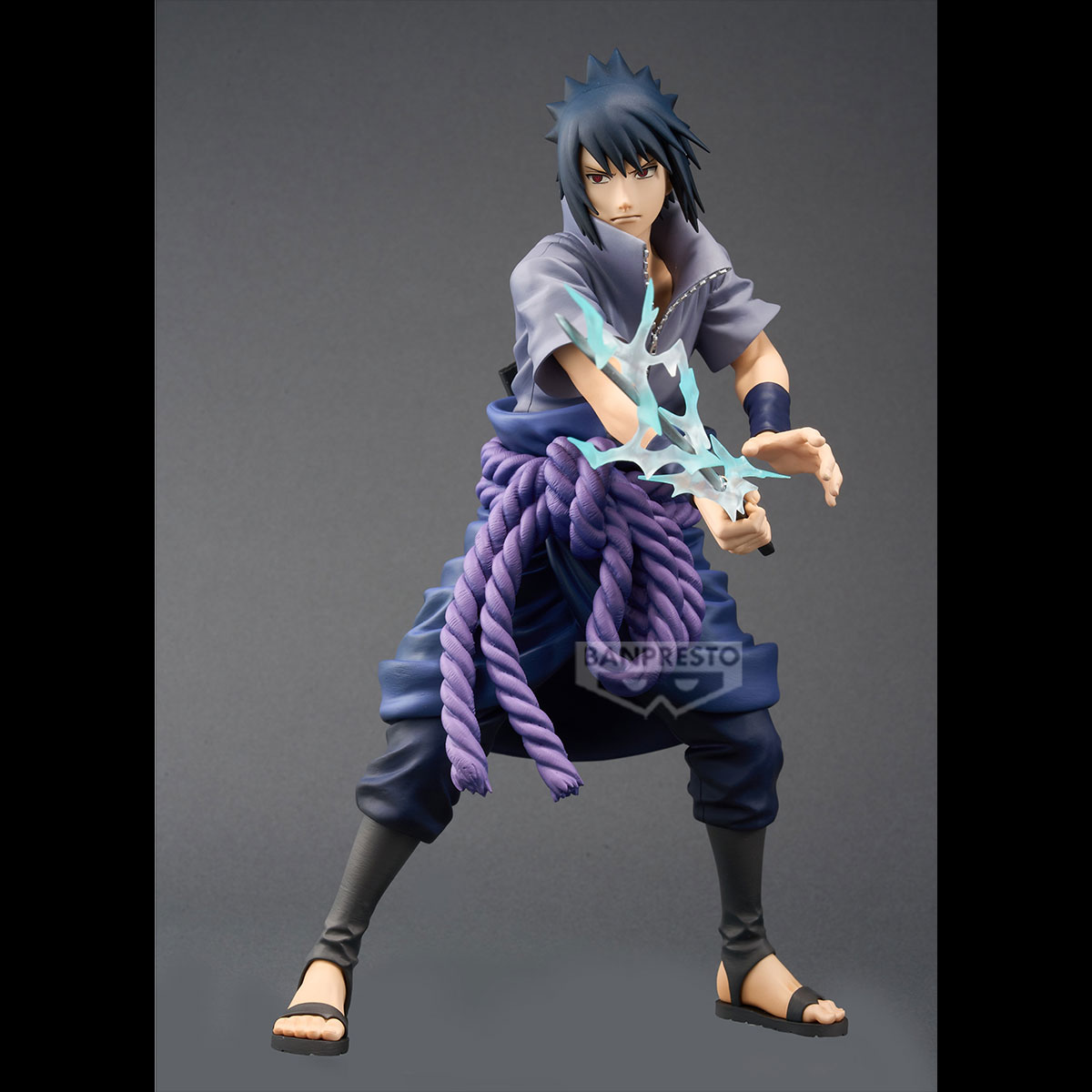 Una statuetta di Sasuke Uchiha. È in posizione di combattimento, con un effetto fulmine blu. Indossa abiti blu scuro.