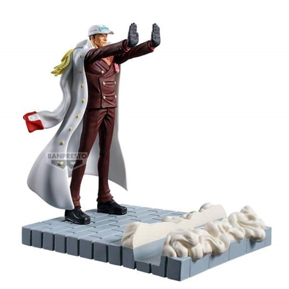 Una figura di un uomo in abito marrone e cappotto bianco, con le braccia tese. Si trova su una piattaforma grigia con strutture bianche a forma di nuvola.