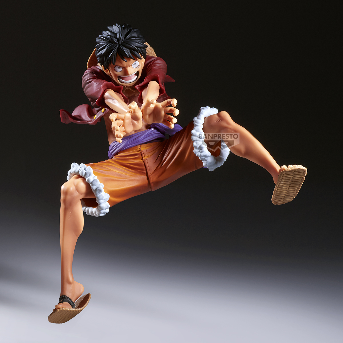 Figura anime di un uomo in posa d'azione, indossa pantaloncini, camicia aperta e sandali. Capelli scuri e cappello di paglia. Sfondo neutro.