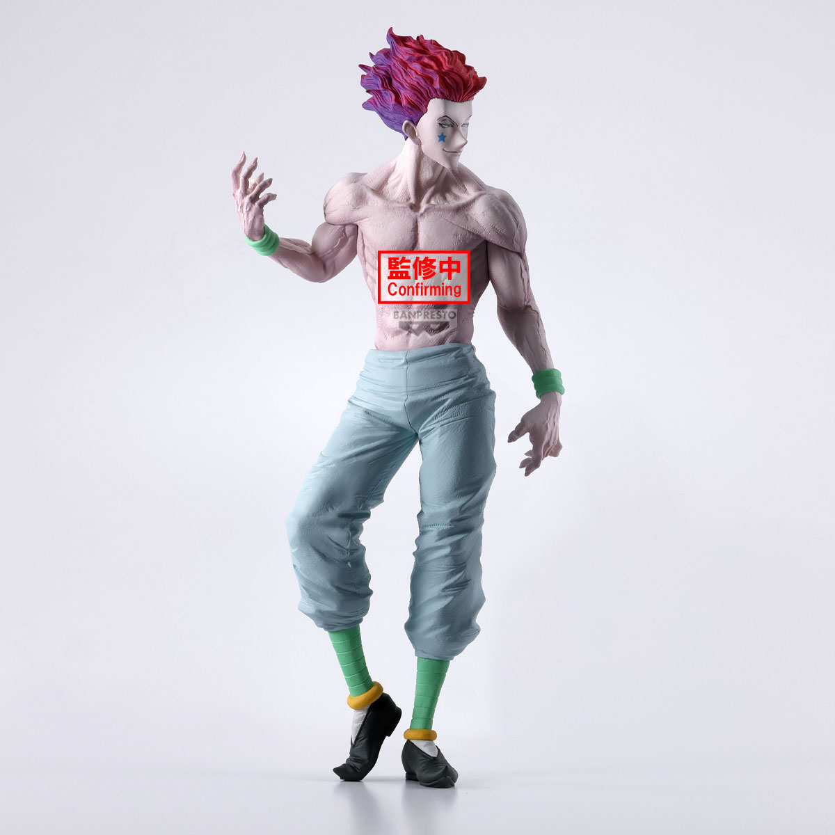 Statuetta di un uomo muscoloso con capelli rossi e viola, pantaloni blu e dettagli verdi. Un sigillo rosso "Confirming" sul petto.
