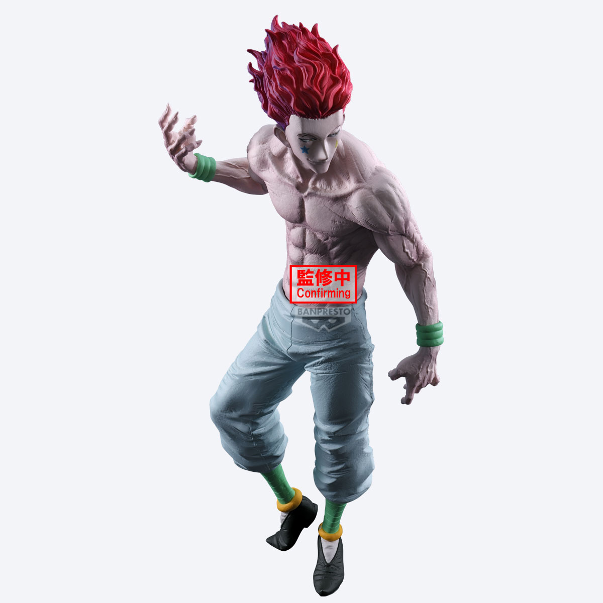 Una figura di Hisoka con capelli rossi e fisico muscoloso. Indossa pantaloni azzurri e bracciali verdi. È presente un cartello rosso 'Confirming'.