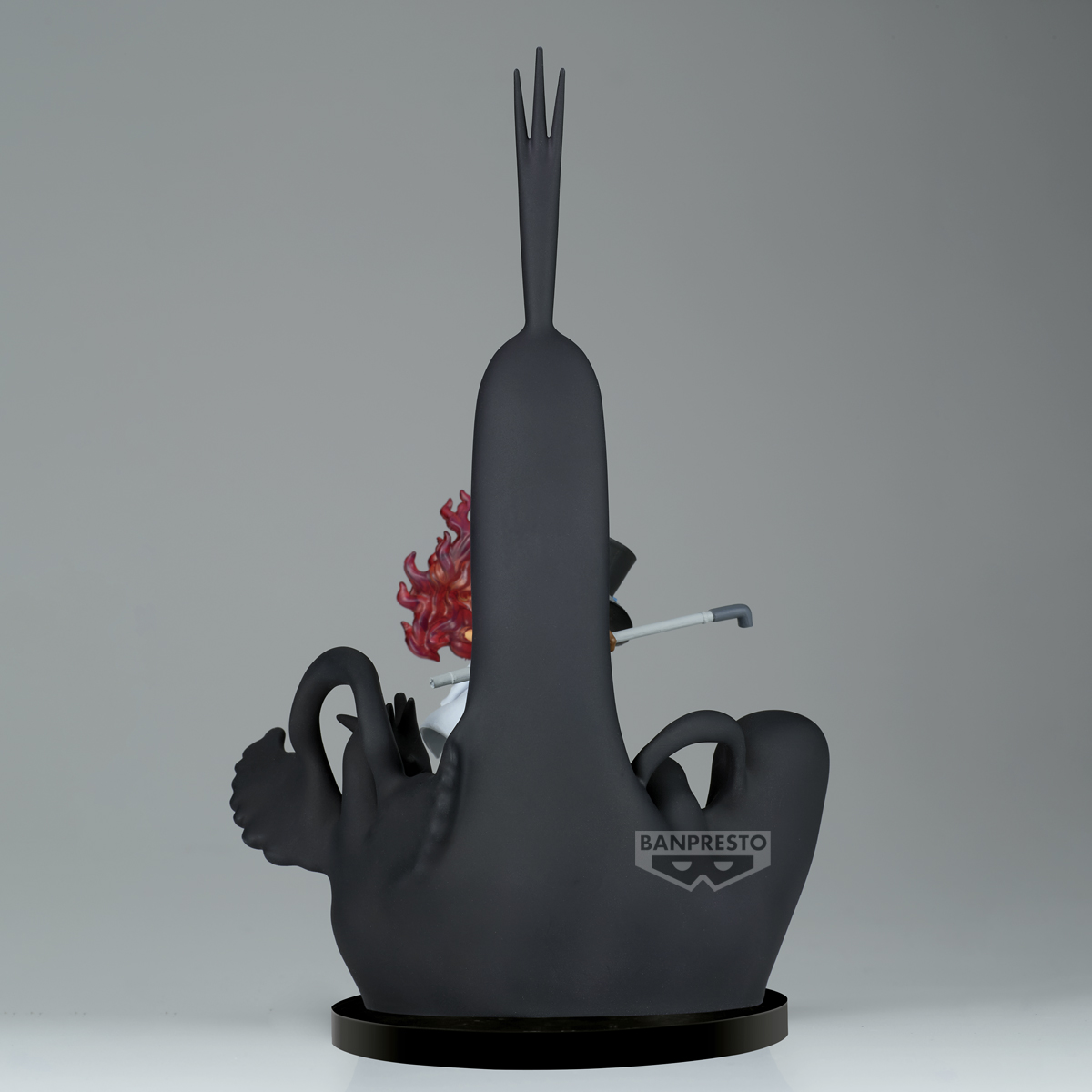Schwarze Statue einer Figur. Flammen, ein Schwert und ein Banpresto-Logo sind sichtbar. Der Hintergrund ist ein grauer Farbverlauf.