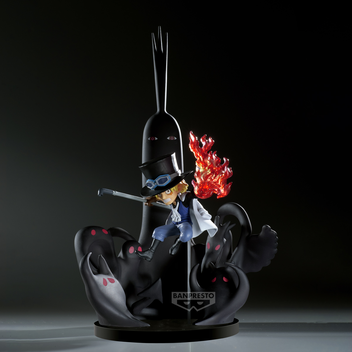 Eine Figur eines Charakters mit Hut und Brille, der auf einer dunklen Basis mit Flammen springt. Dunkle Formen mit roten Augen umgeben ihn.
