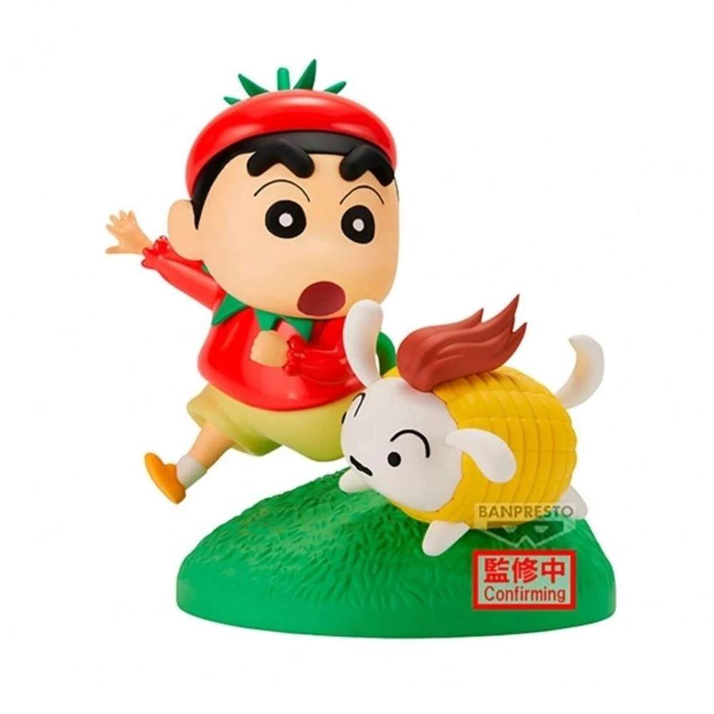 Una statuetta di Shin-chan che corre con un cane a forma di mais su una base verde. Shin-chan indossa rosso e giallo. Il cane è bianco e giallo.