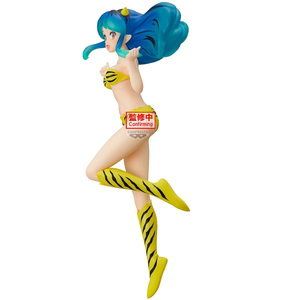 Una statuina di una donna con capelli blu, bikini giallo e stivali con strisce di tigre, che posa. Lo sfondo è bianco.