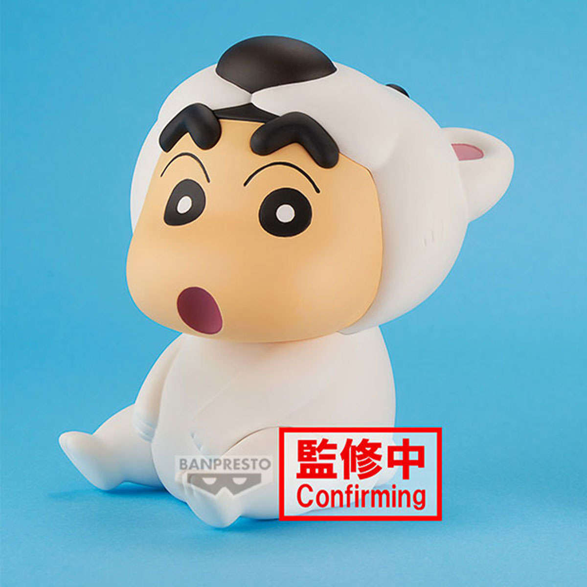Figur einer Figur in einem weißen Bärenanzug mit schwarzem Kopf. Ein rotes Rechteck sagt "Confirming" auf Englisch und Japanisch.