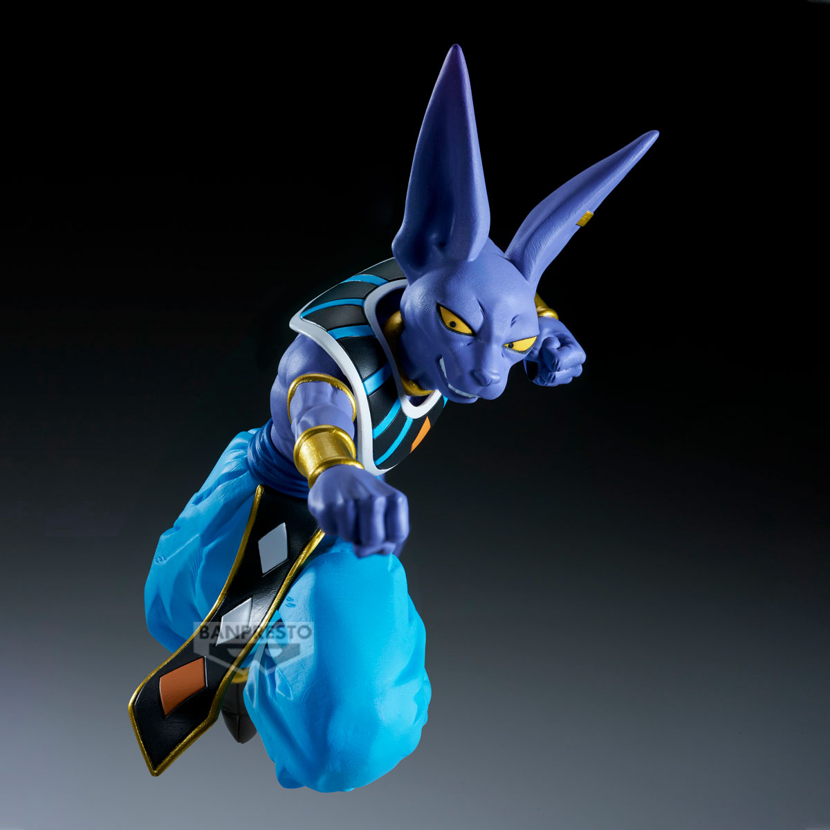 Eine lila Anime-Figur mit großen Ohren und gelben Augen, die blaue Roben trägt und vor einem farbverlaufenden Hintergrund posiert.