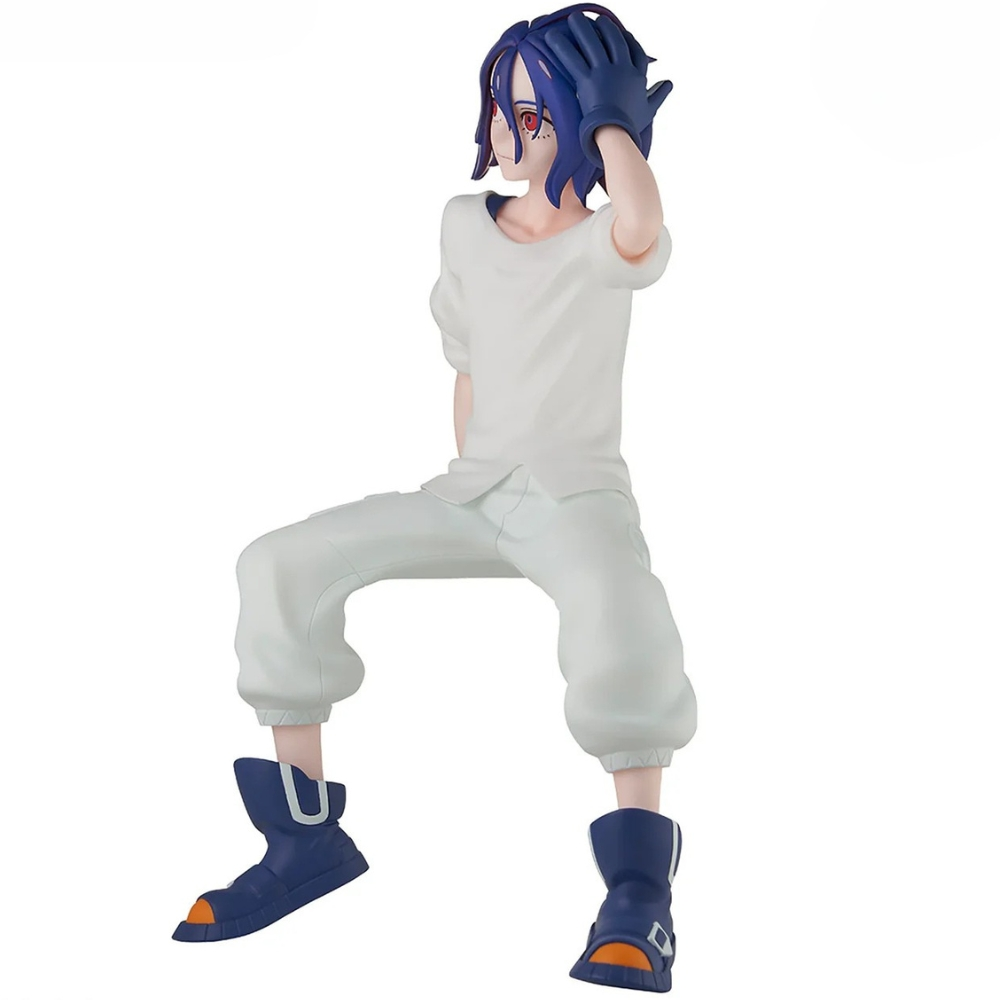 Eine Figur einer Person mit blauen Haaren und Handschuhen, die ein weißes Hemd und eine Hose sowie blaue Stiefel mit orangefarbenen Akzenten trägt und sitzt.
