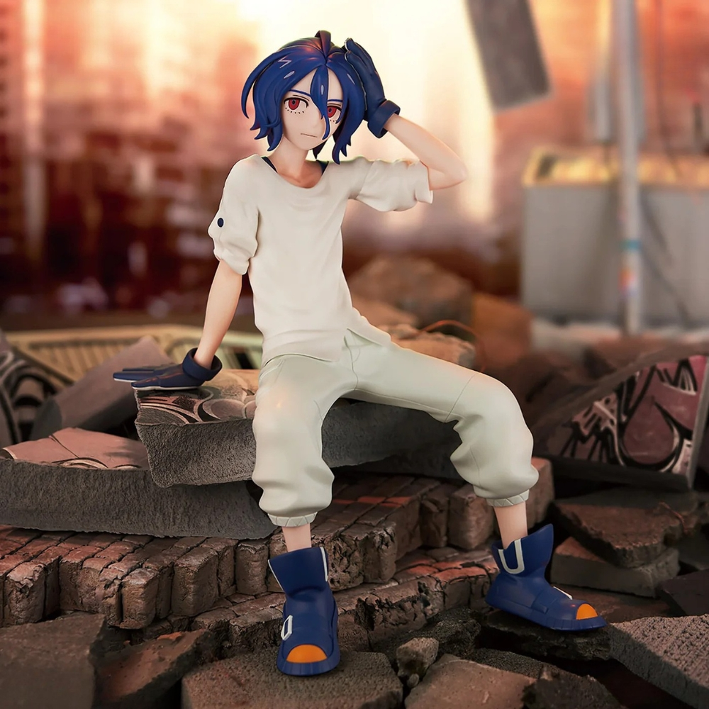 Anime-Figur: Blaue Haare, rote Augen, weiße Kleidung, sitzt auf Trümmern. Hintergrund zeigt eine Stadt.