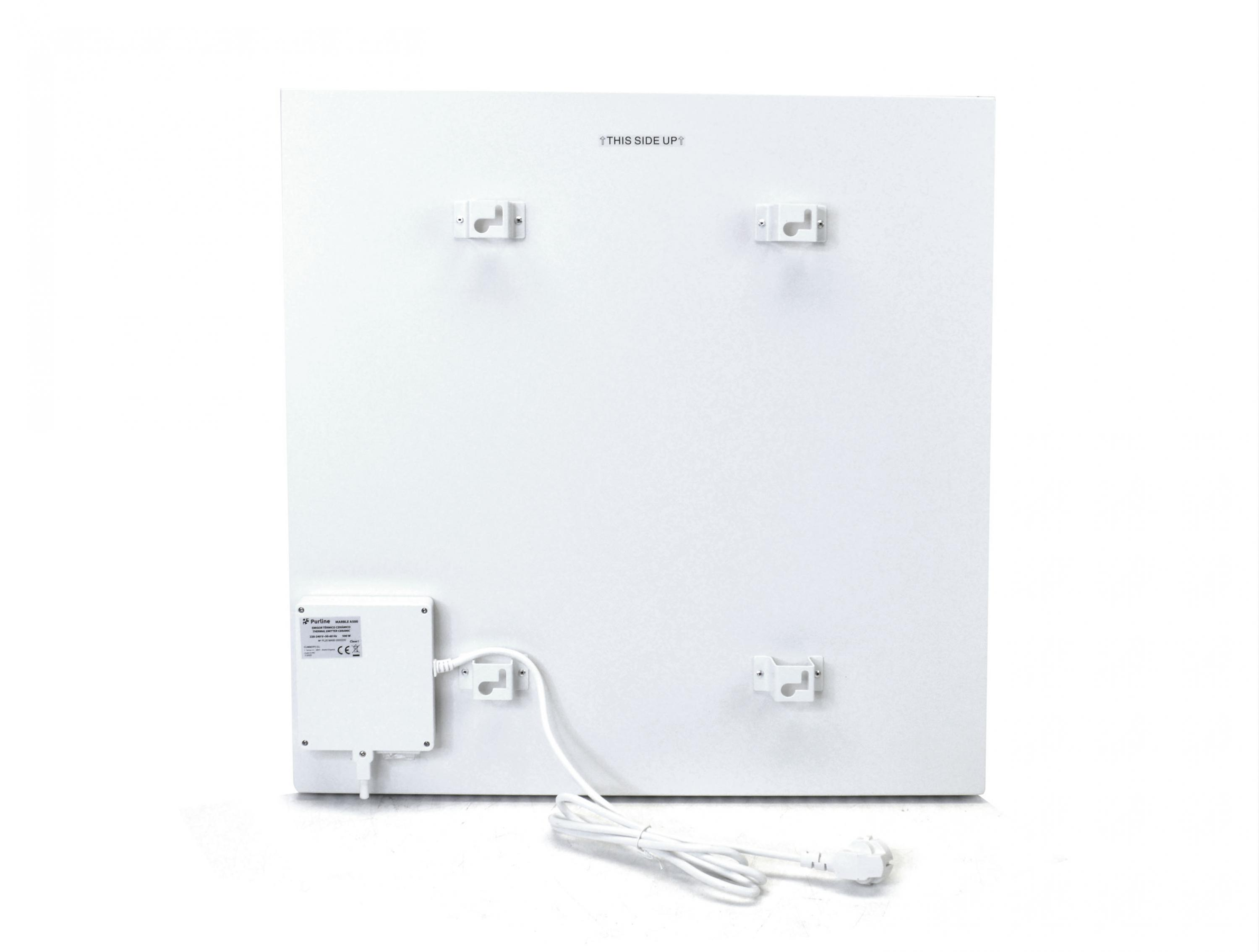 Panel blanco con soportes y cable de alimentación. Una pequeña caja está conectada.