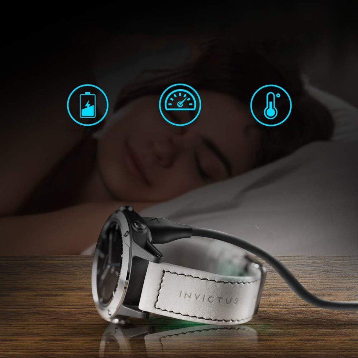 Een smartwatch wordt op een tafel opgeladen. Een persoon slaapt op de achtergrond. Pictogrammen voor batterij, snelheid en temperatuur zijn zichtbaar.