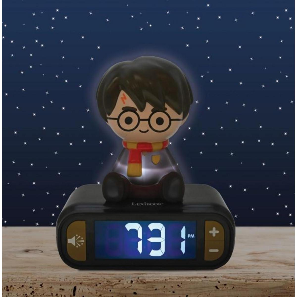 Eine Harry-Potter-Figur sitzt auf einer schwarzen Uhr. Die Uhr zeigt die Zeit an. Ein sternenübersäter Nachthimmel ist im Hintergrund.