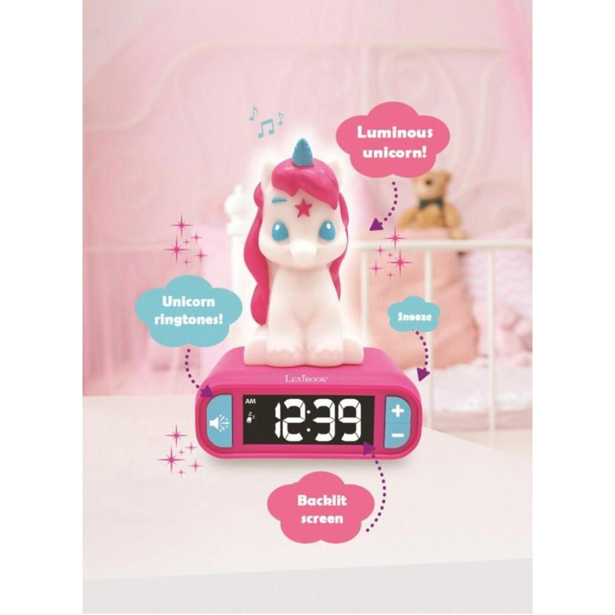 Una sveglia a forma di unicorno rosa con un unicorno bianco sopra. L'orologio segna le 12:39 AM. Etichette di testo: Suonerie unicorno, Unicorno luminoso.