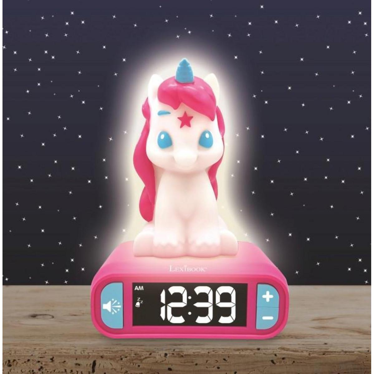 Una luce notturna a forma di unicorno rosa è appoggiata su una sveglia rosa. L'orologio indica le 12:39 AM. Lo sfondo è un cielo notturno stellato.