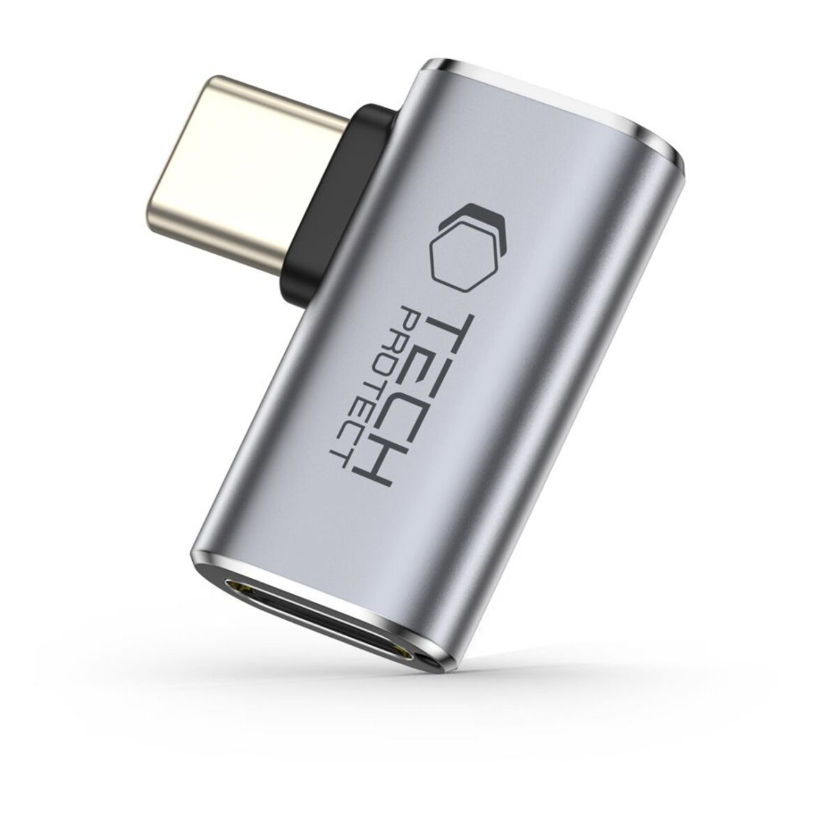 Een zilveren Tech Protect USB-C-adapter. Het heeft een zeshoekig logo en de merknaam. De adapter heeft een haakse vormgeving.