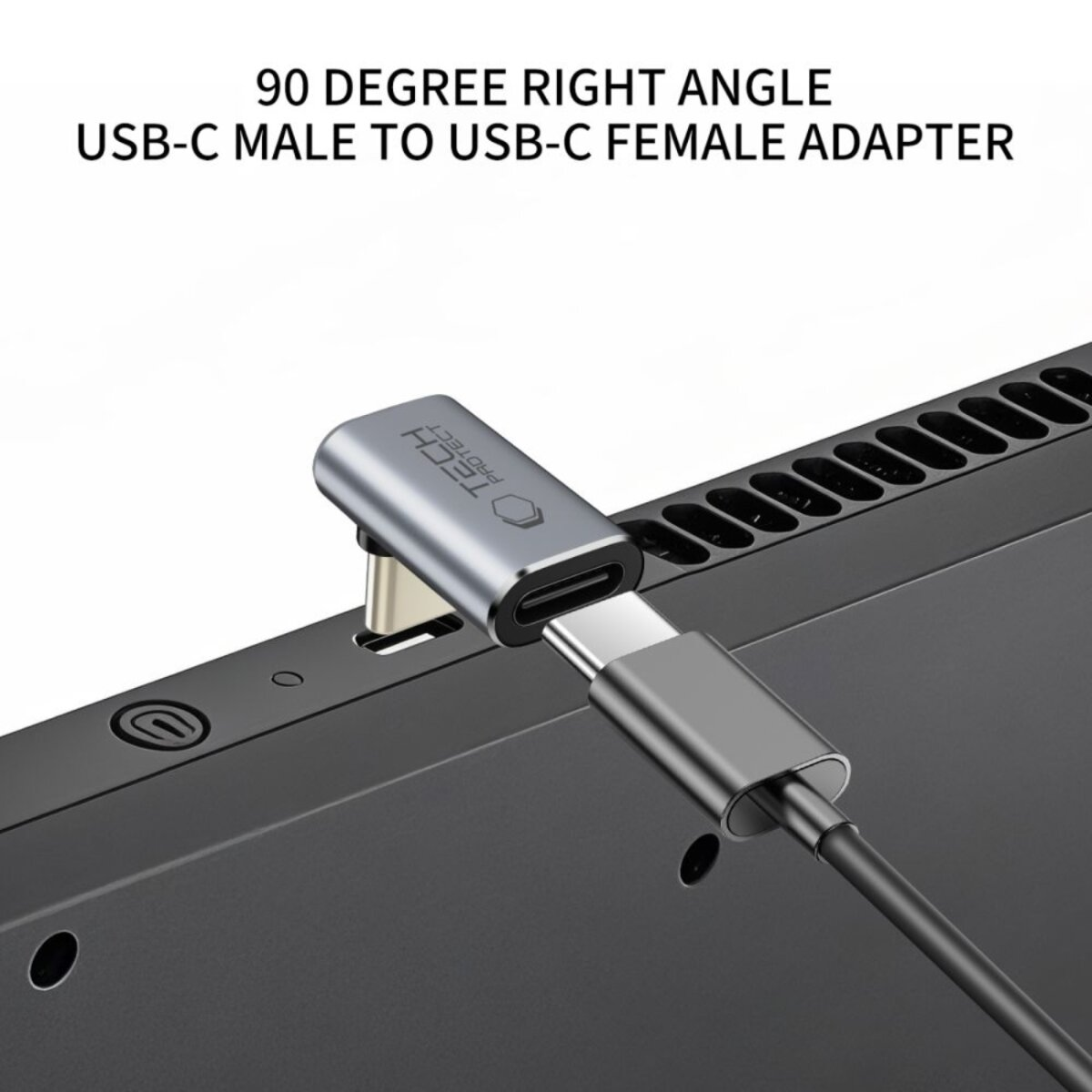 Un adaptateur USB-C mâle vers femelle à 90 degrés est connecté à un appareil. L'adaptateur est argenté avec 'TECH PROTECT' dessus.