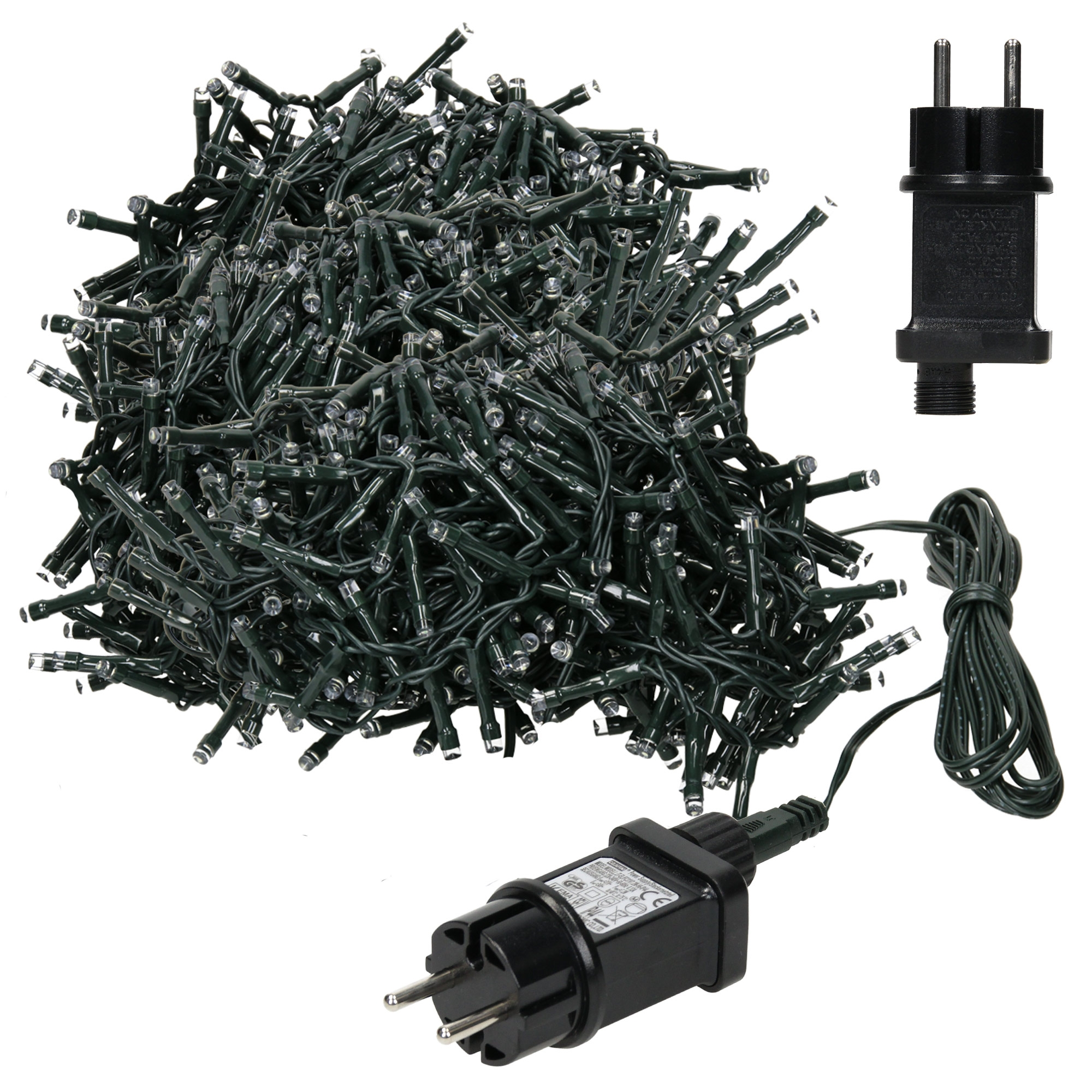 Ein Bündel grüner Weihnachtsbeleuchtung mit Steckern. Drei Stecker sind sichtbar, und die Lichter sind auf weißem Grund.