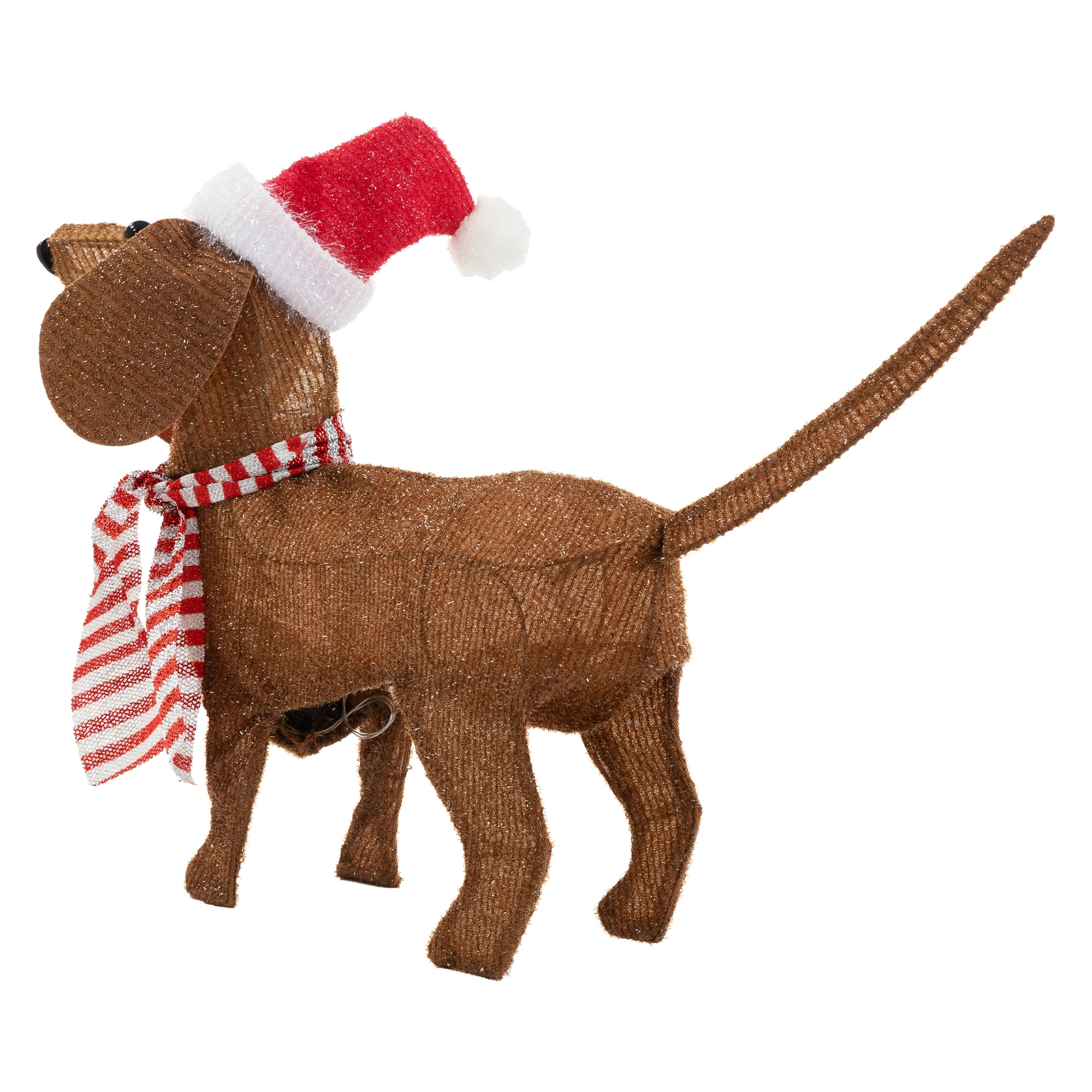 Ein braunes Hundeornament mit Weihnachtsmütze und rot-weiß gestreiftem Schal, das auf weißem Hintergrund steht.