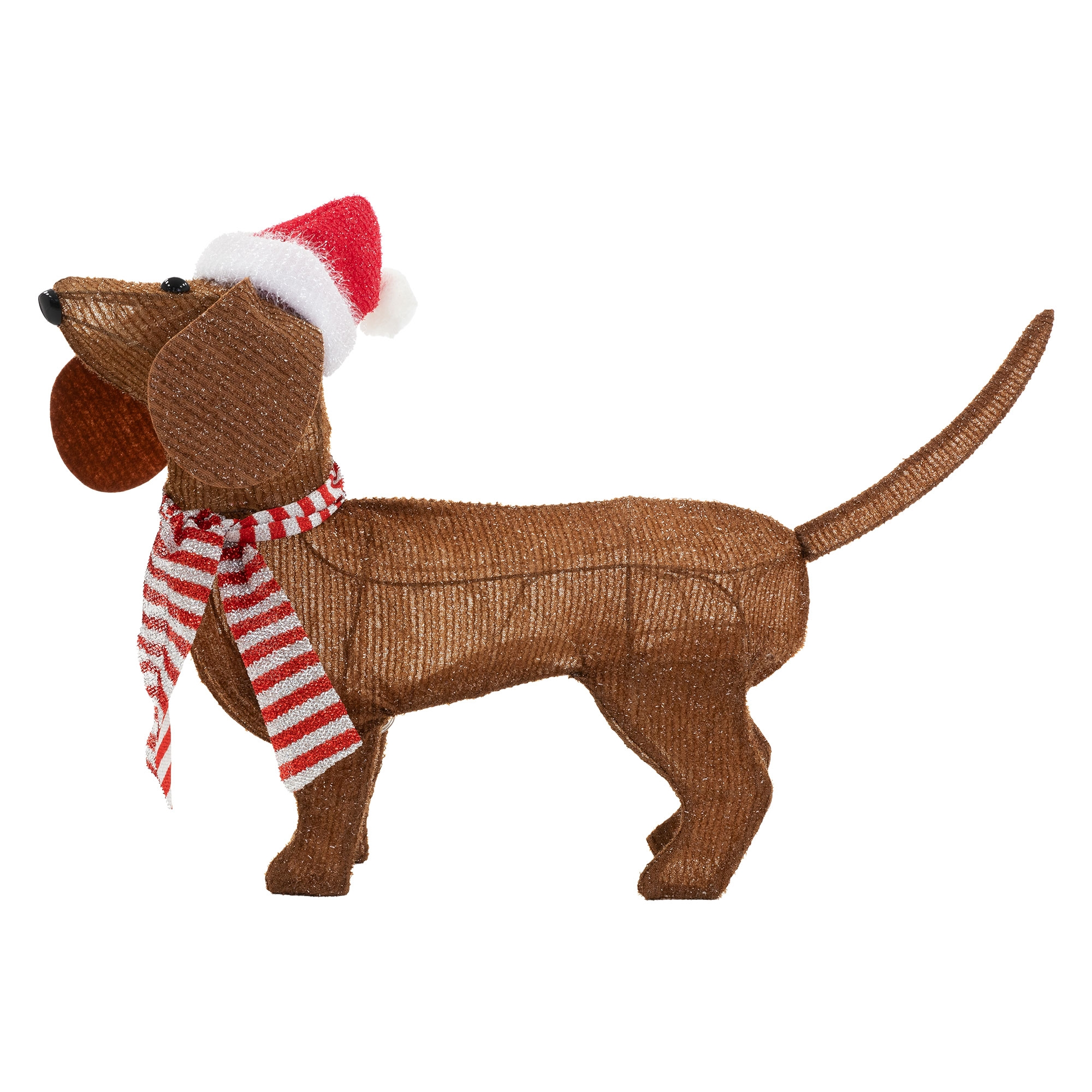 Eine braune Dackel-Weihnachtsdekoration mit Weihnachtsmütze und rot-weiß gestreiftem Schal auf weißem Hintergrund.