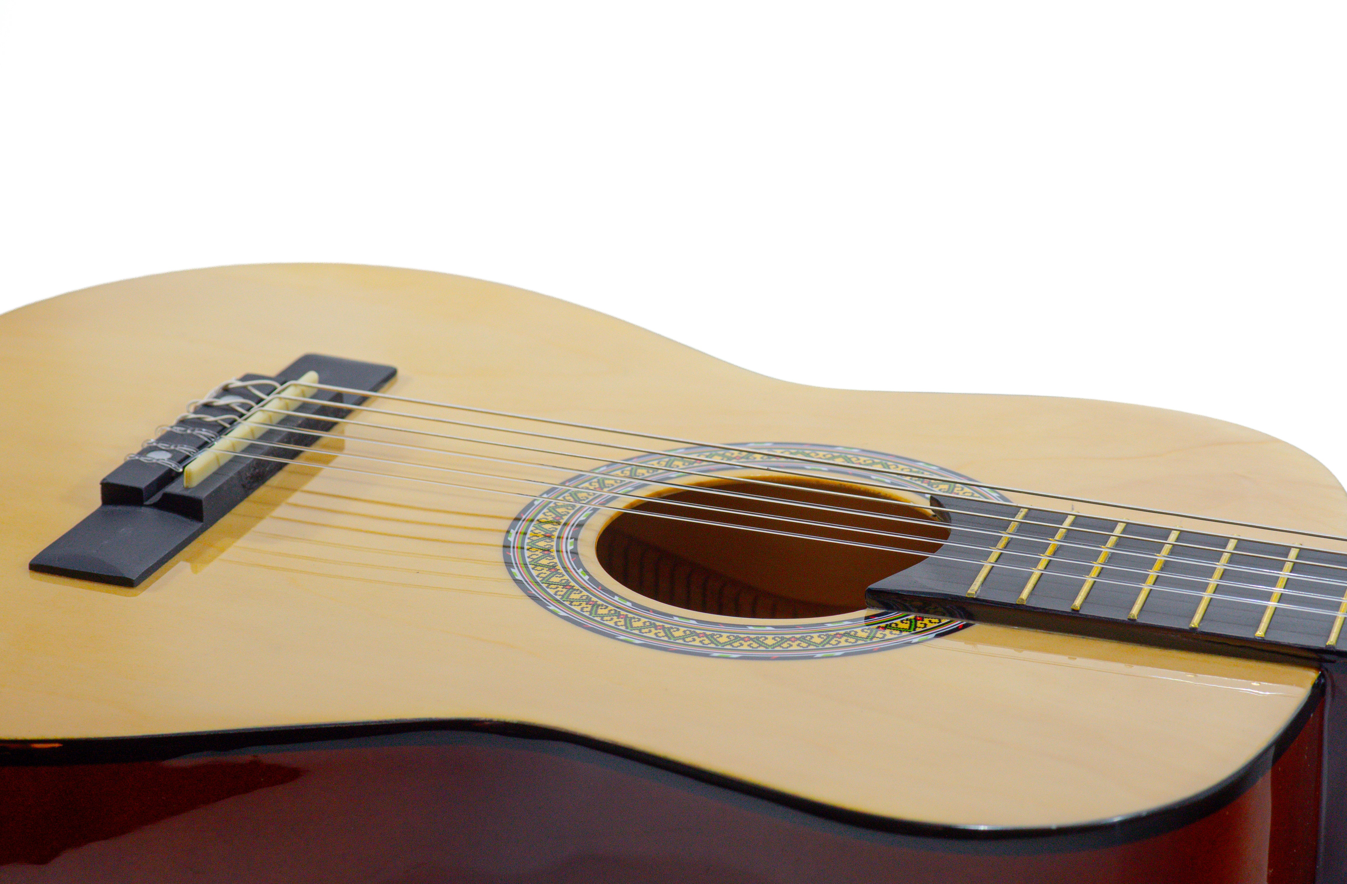 Nahaufnahme einer Akustikgitarre. Heller Holzkorpus, Saiten, Schallloch und Griffbrett sind sichtbar.