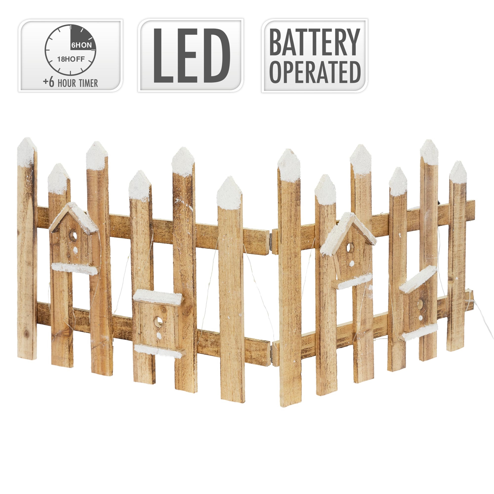 Holzzaun mit schneebedeckten Pfosten, Vogelhäusern und LED-Leuchten. Schilder sagen 'LED', 'Batteriebetrieben' und Timereinstellungen.