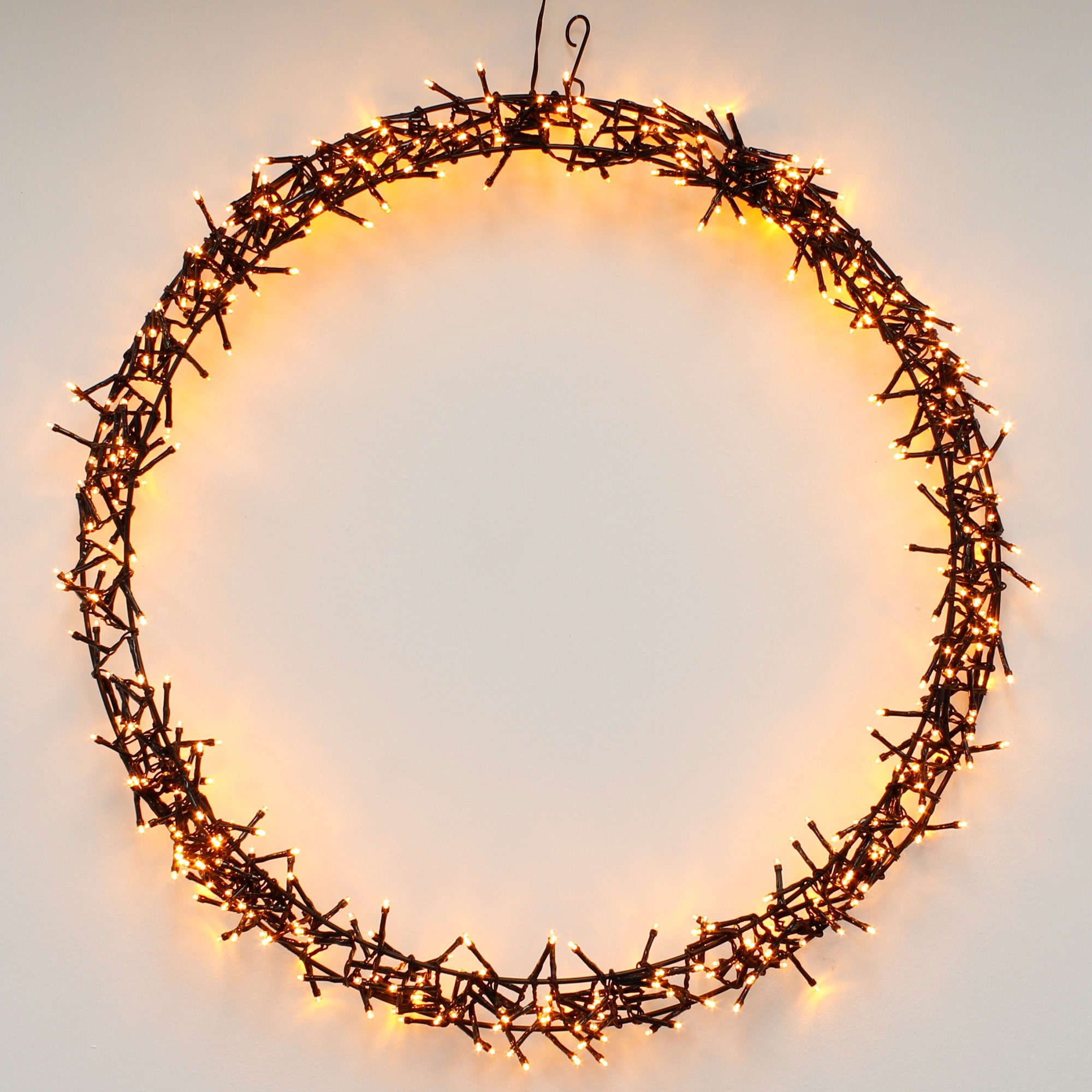 Ein kreisförmiger Lichterkettenvorhang vor weißem Hintergrund. Die Lichter sind warmgelb und erzeugen einen festlichen Schein.
