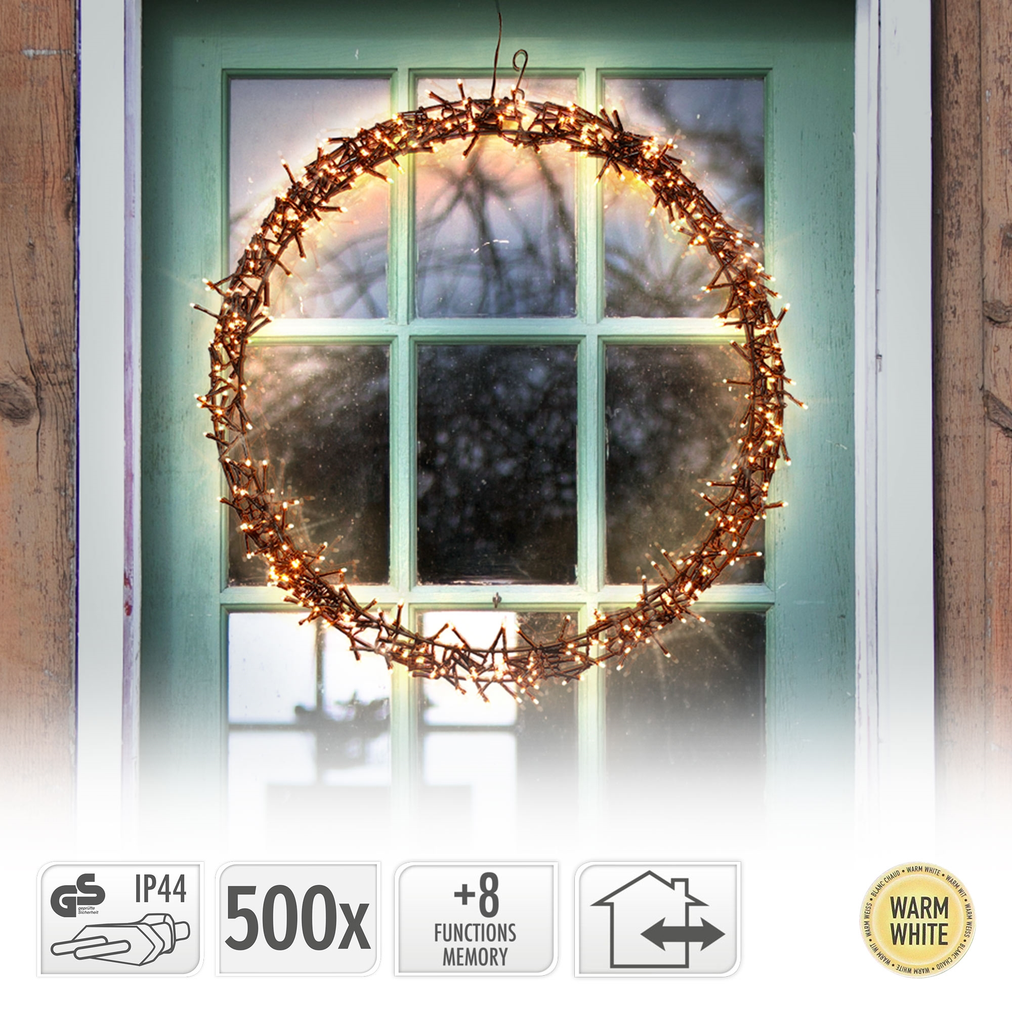 Ein beleuchteter Weihnachtskranz hängt an einer grünen Tür. Der Kranz besteht aus braunen Zweigen und warmweißen Lichtern.