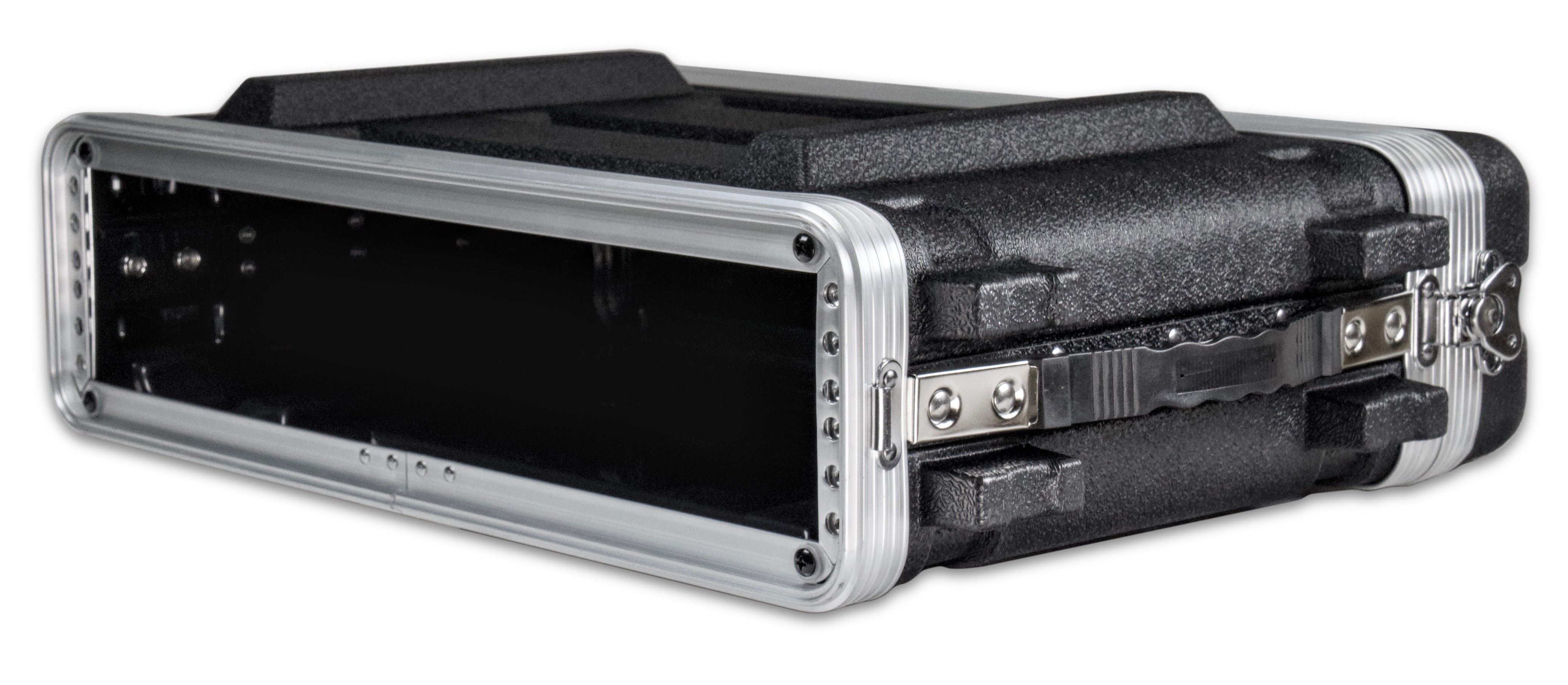 Ein schwarzer Rack-Mount-Koffer mit silbernen Zierleisten. Er hat einen Griff, Verschlüsse und eine rechteckige Öffnung. Der Koffer steht auf weißem Hintergrund.