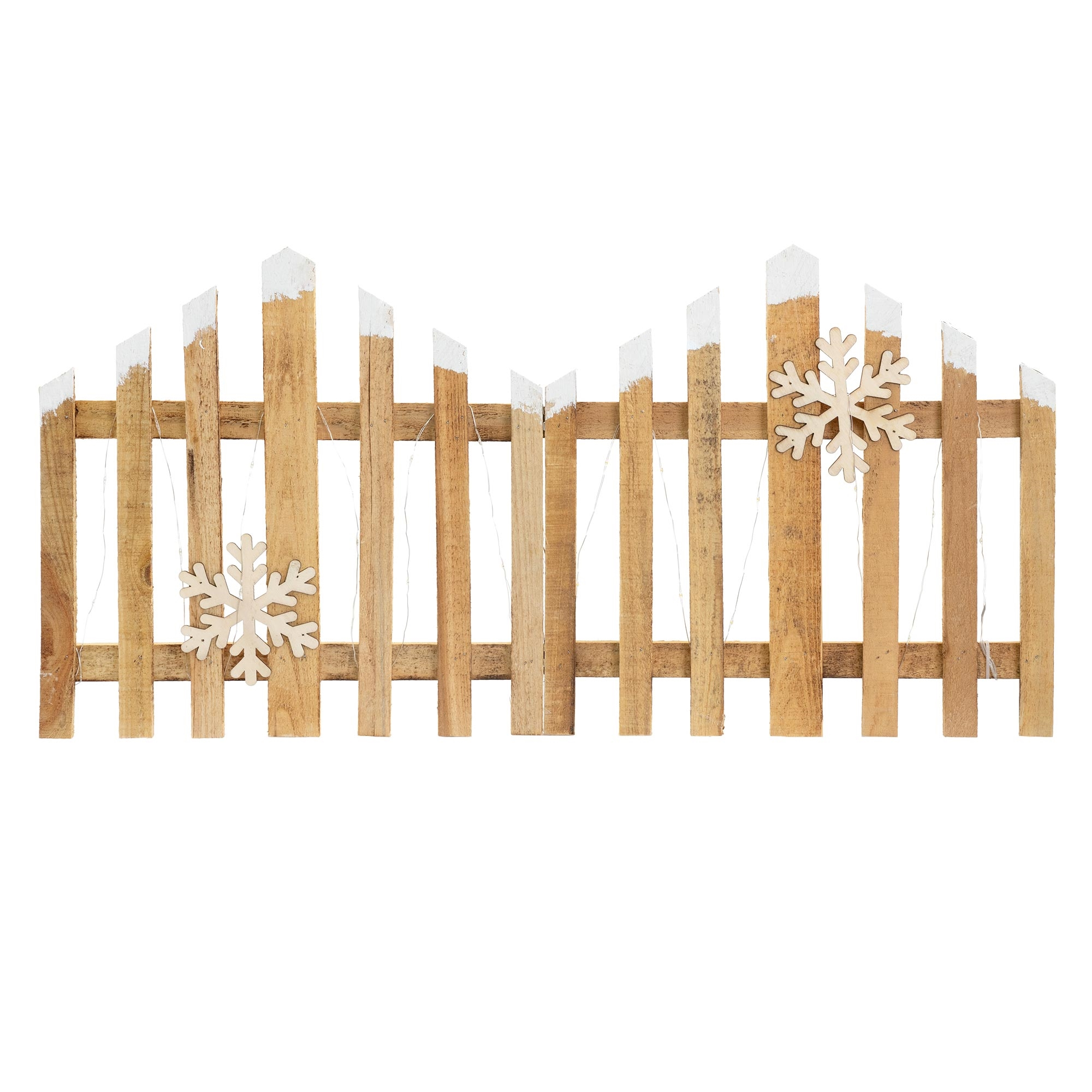 Holzzaun mit weiß lackierten Spitzen. Holz-Schneeflocken befestigt. Lichterketten sind über den Zaun gespannt.