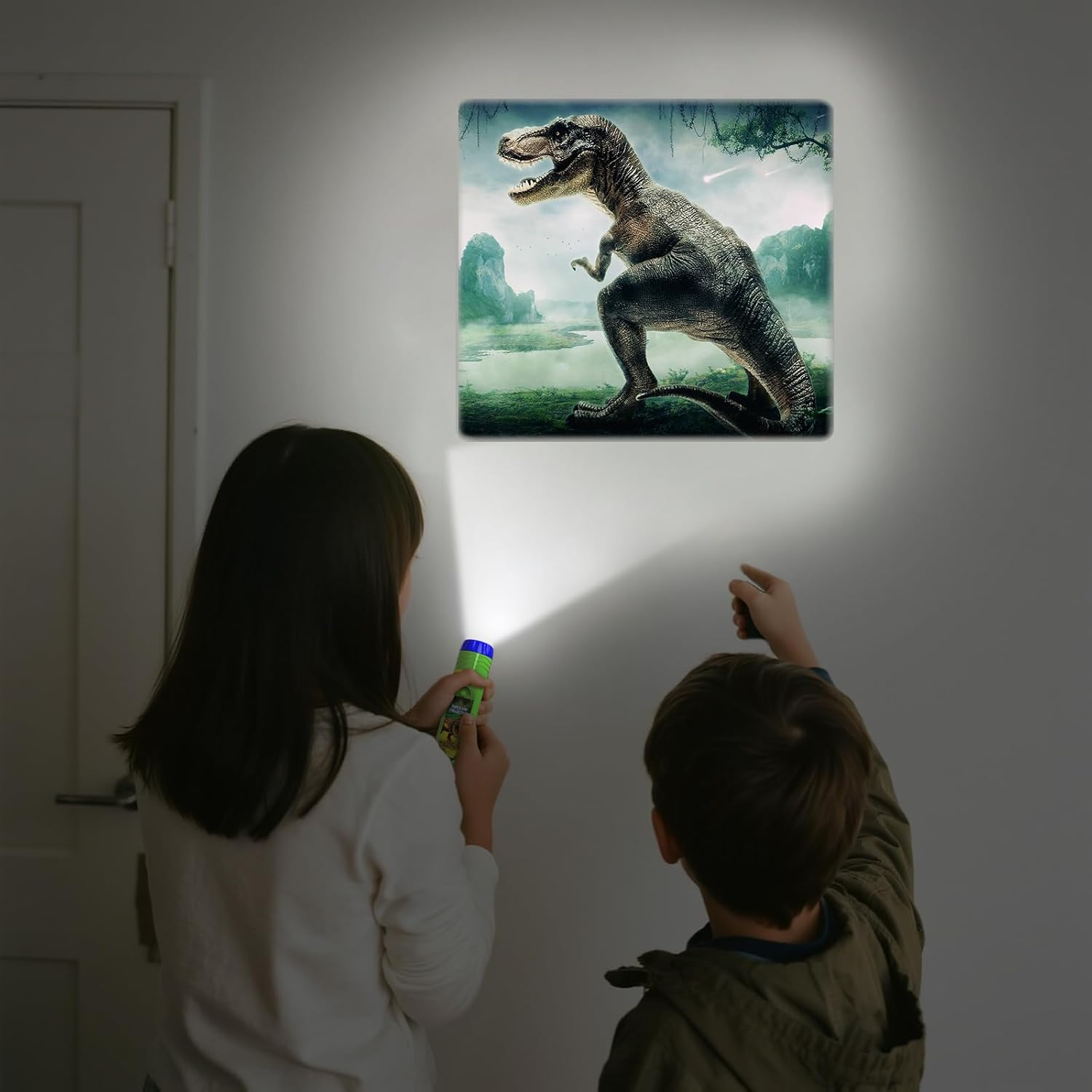 Zwei Kinder leuchten mit Taschenlampen auf ein Dinosaurierbild an der Wand. Ein T-Rex wird in einer Landschaft dargestellt.