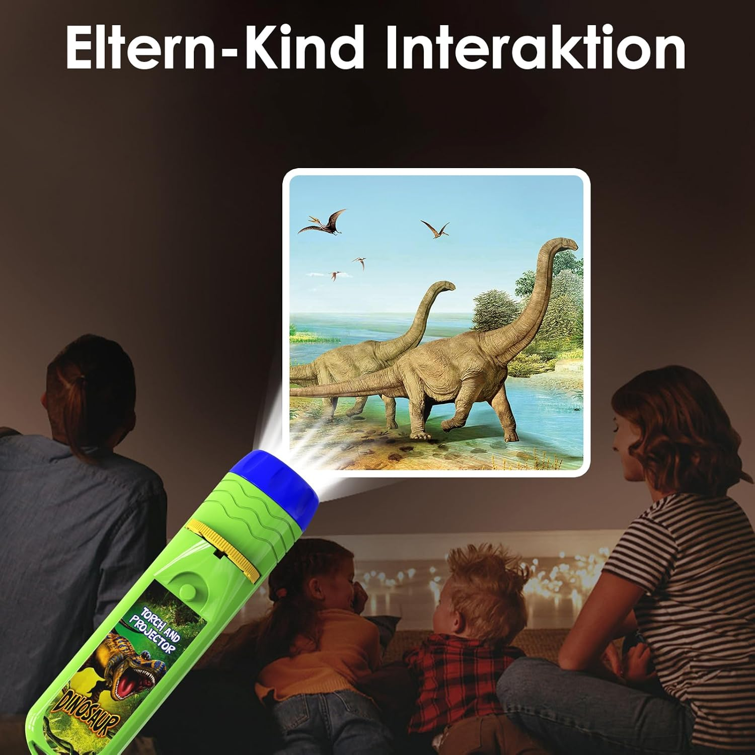 Eine grüne Dinosaurier-Taschenlampe projiziert eine Dinosaurier-Szene an eine Wand. Eine Familie schaut sich die Projektion an.