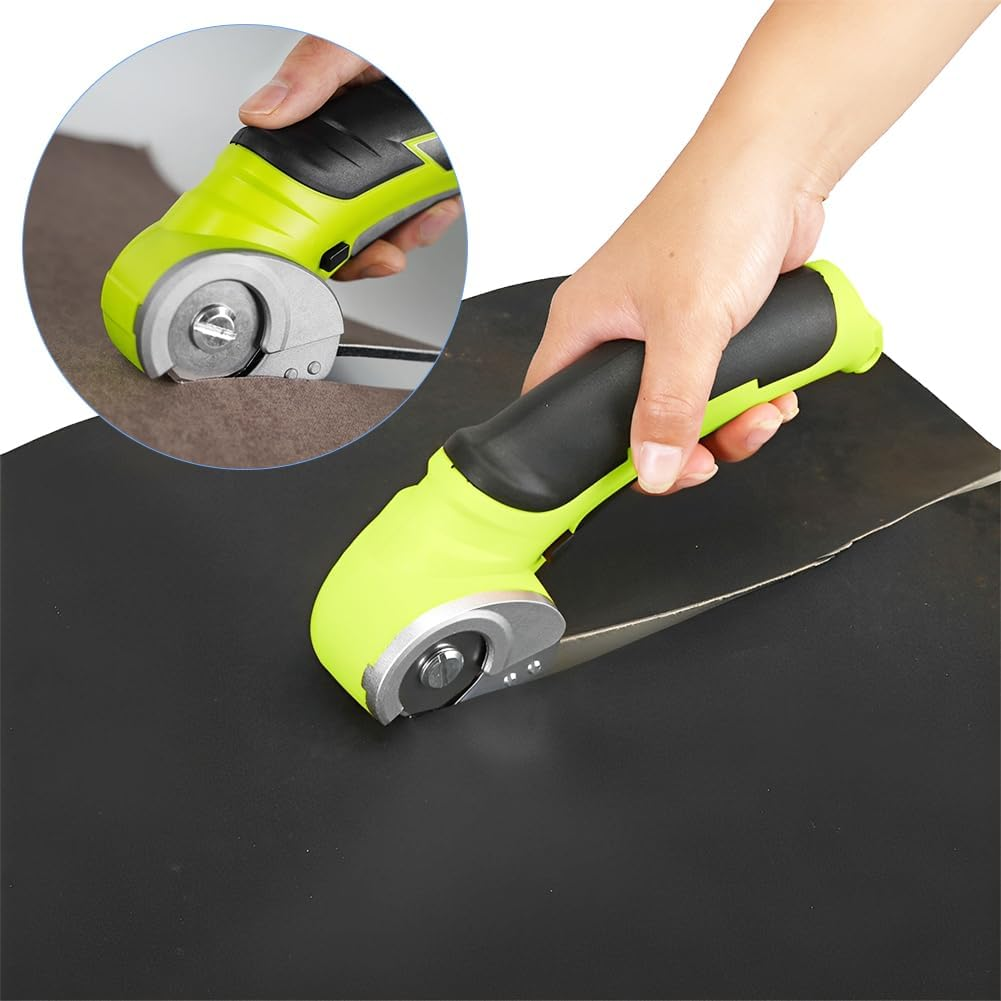 Eine Hand hält einen limettengrünen und schwarzen Rollschneider und schneidet schwarzes Material. Ein vergrößerter Kreis zeigt die Klinge.