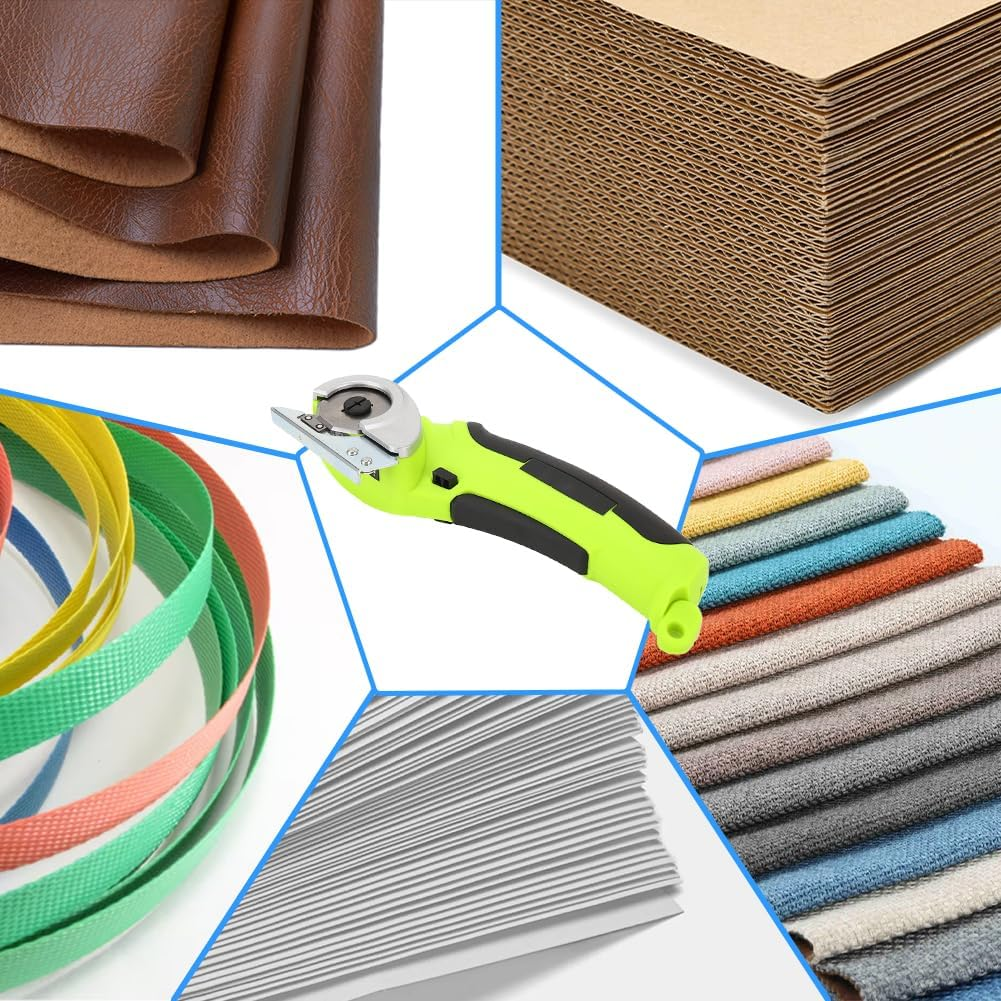 Ein Rollschneider mit grünem Griff, umgeben von Stoffmustern, Pappe, Leder, Bändern und Papier.