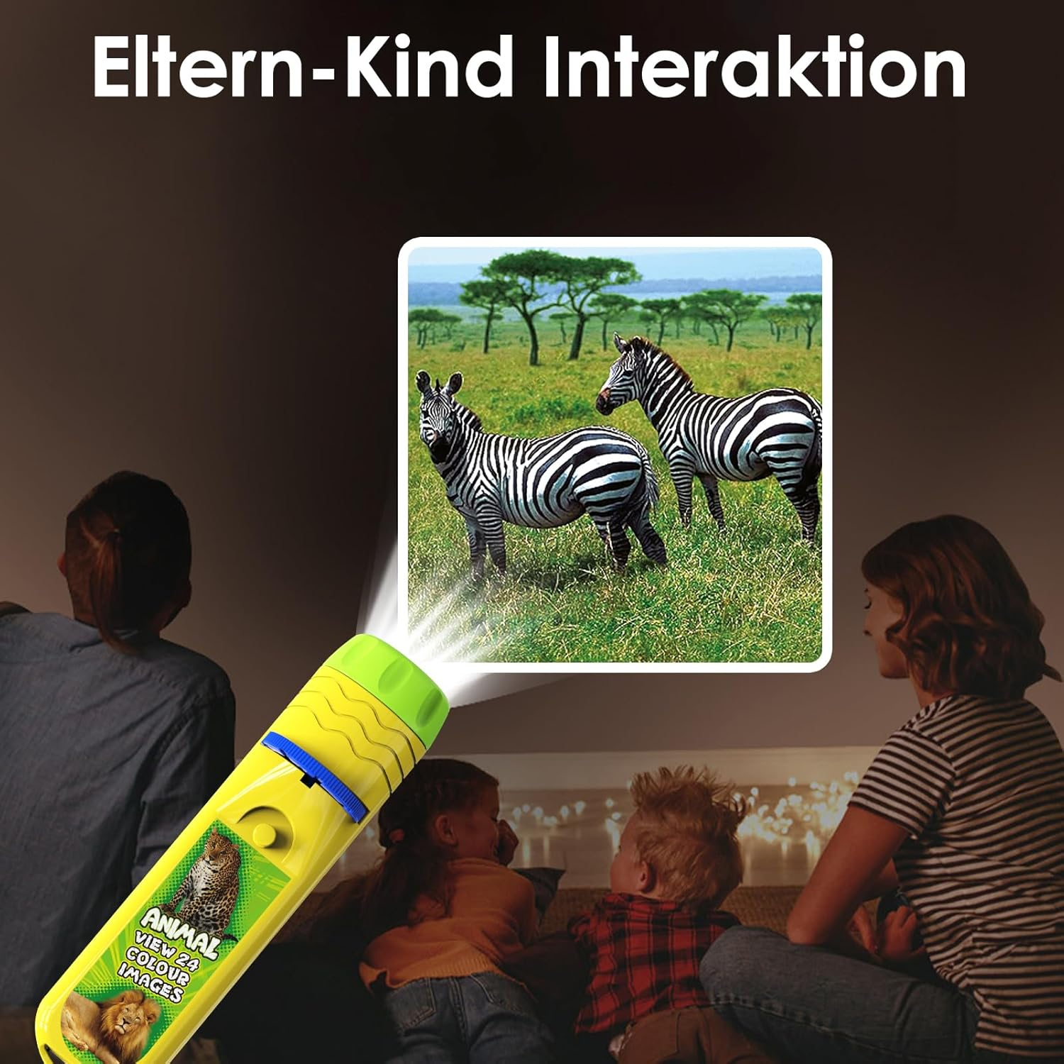 Ein Projektor projiziert ein Zebra-Bild an die Wand. Eine Familie schaut zu. Der Projektor ist gelb und grün.