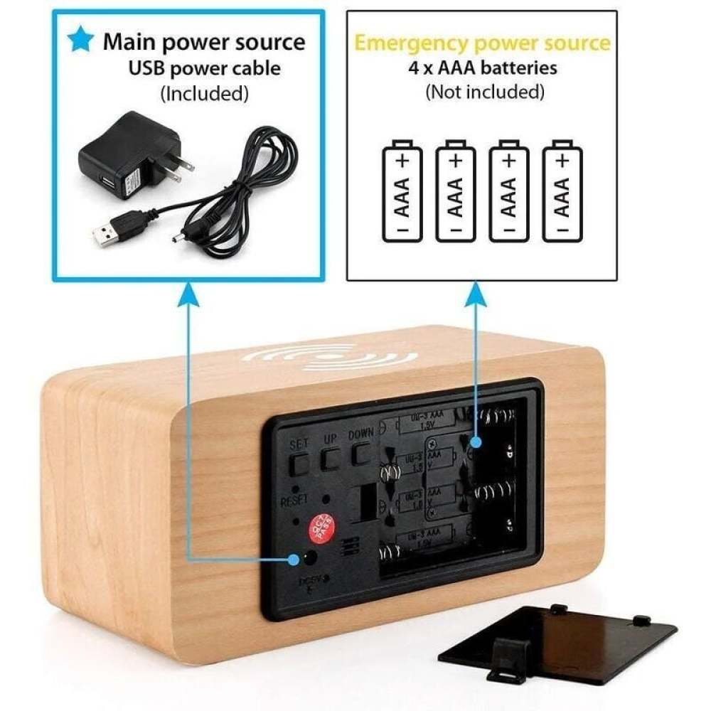 Holzuhr mit USB-Kabel und AAA-Batterien. Etiketten zeigen Stromquellen und Bedientasten.