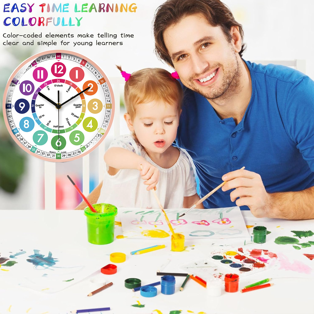 Ein Mann und ein Kind malen. Oben befindet sich eine farbenfrohe Uhr. Farben und Pinsel liegen auf dem Tisch. Der Mann lächelt.