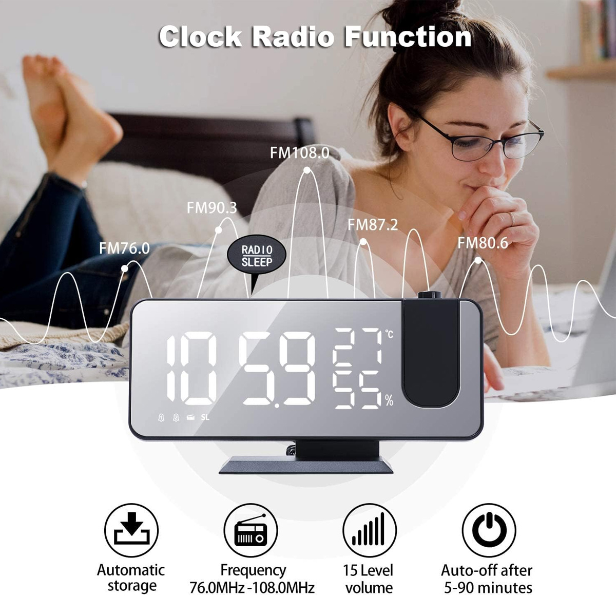 Eine Frau mit Brille blickt auf ein digitales Radiowecker. Die Uhr zeigt Uhrzeit, Temperatur und Radiofrequenzen an.