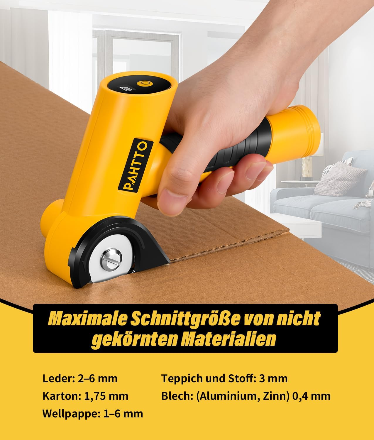 Ein gelbes Schneidwerkzeug wird über Pappe gehalten. Text unten listet Schnittstärken für verschiedene Materialien auf. Im Hintergrund ist ein Wohnzimmer.