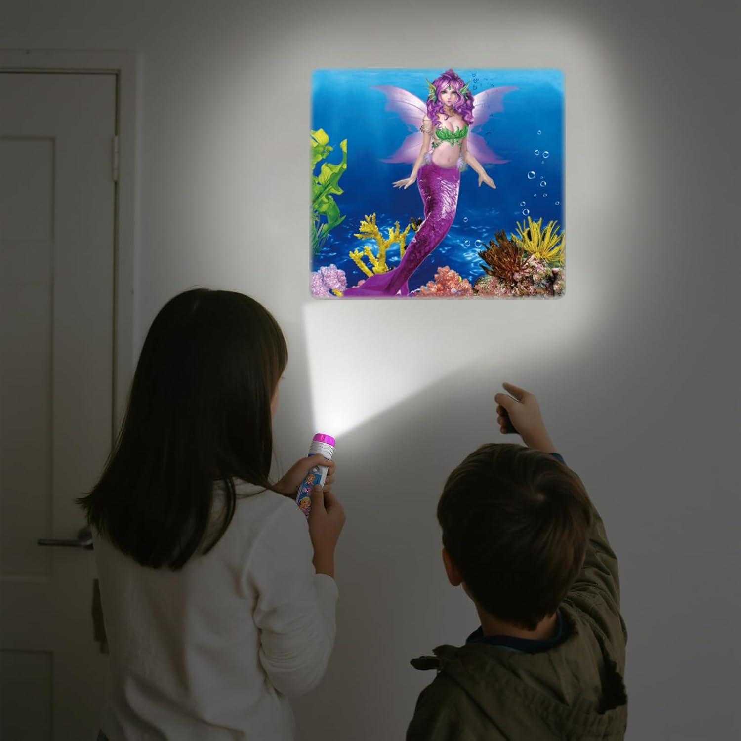 Zwei Kinder leuchten mit Taschenlampen auf eine Wand. Auf der Wand befindet sich ein quadratisches Bild einer Meerjungfrau.