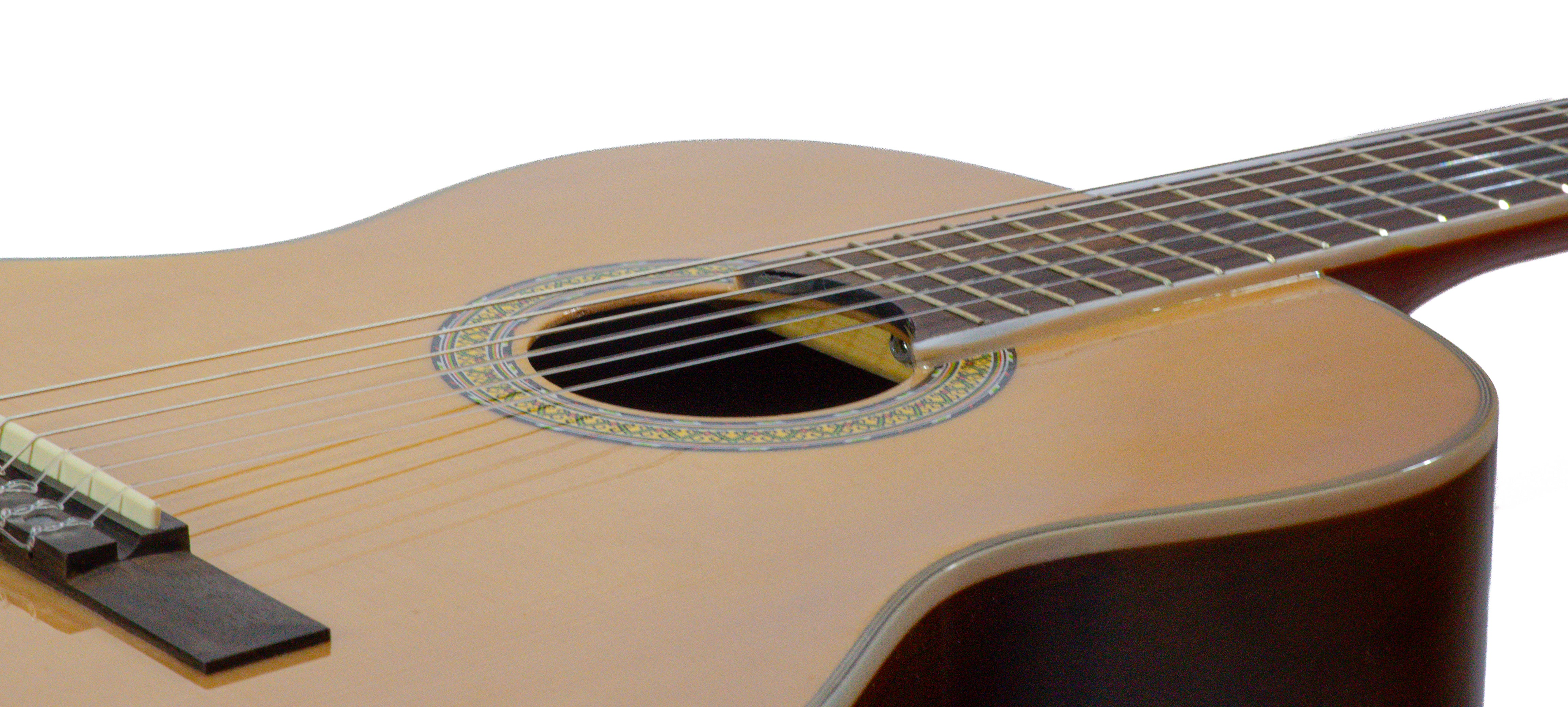 Nahaufnahme einer klassischen Gitarre. Der Korpus ist hellbraun mit Saiten und Schallloch. Das Griffbrett ist sichtbar.