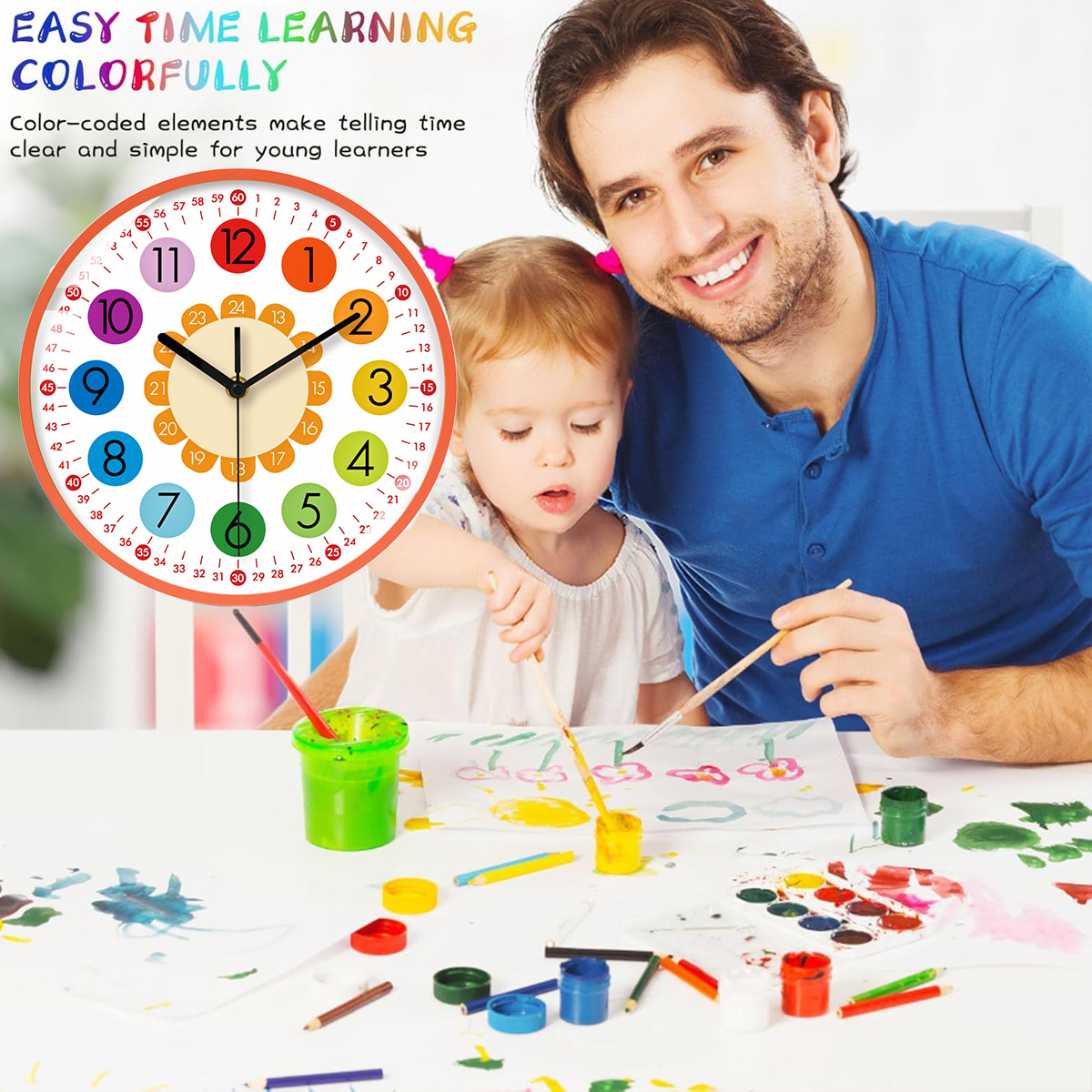 Ein Mann und ein Kind malen. Eine bunte Uhr hängt an der Wand. Farben und Pinsel liegen auf dem Tisch.