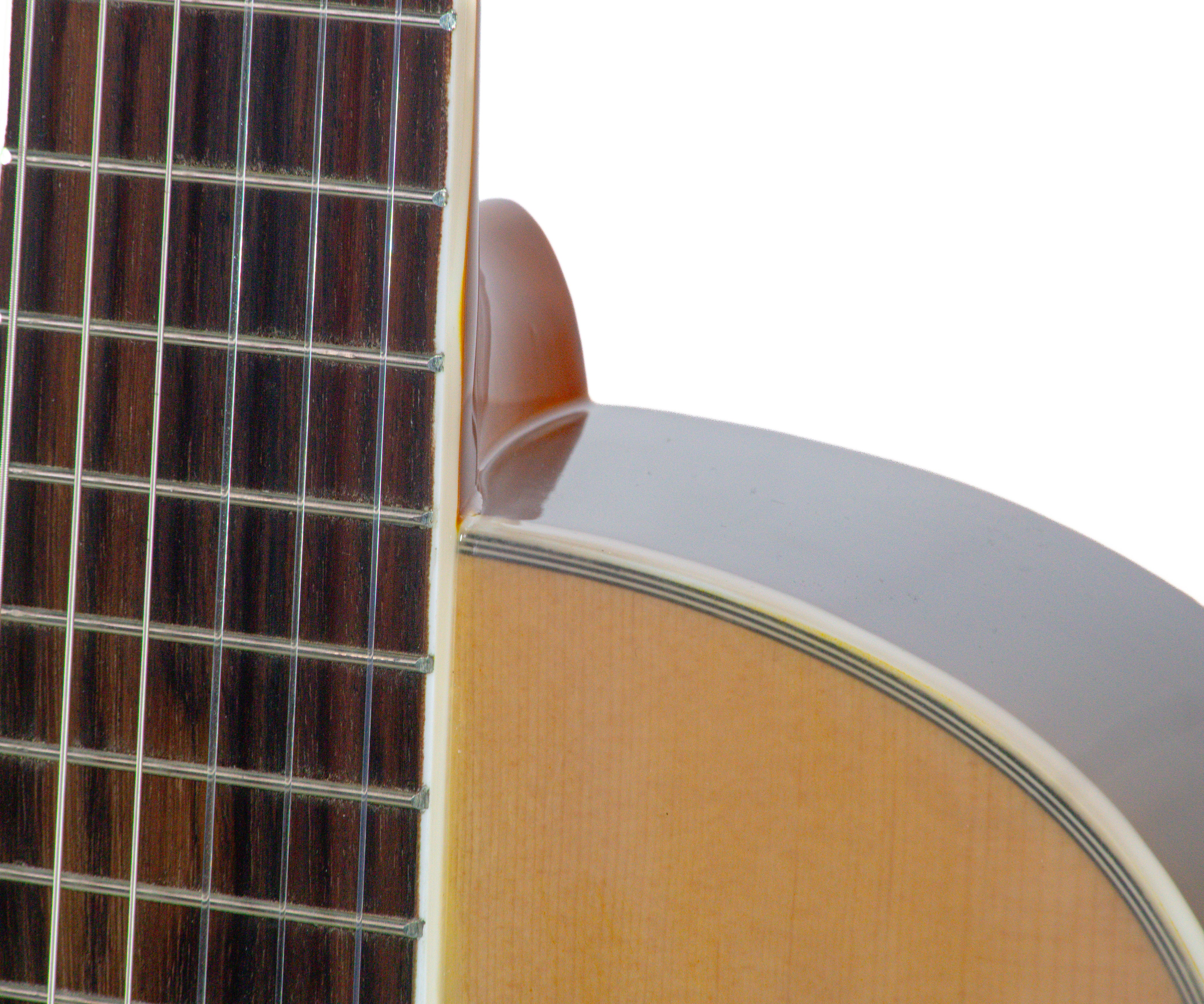Nahaufnahme einer Gitarre. Das Griffbrett ist dunkles Holz mit Metallbünden. Der Korpus ist helles Holz mit weißem Rand.