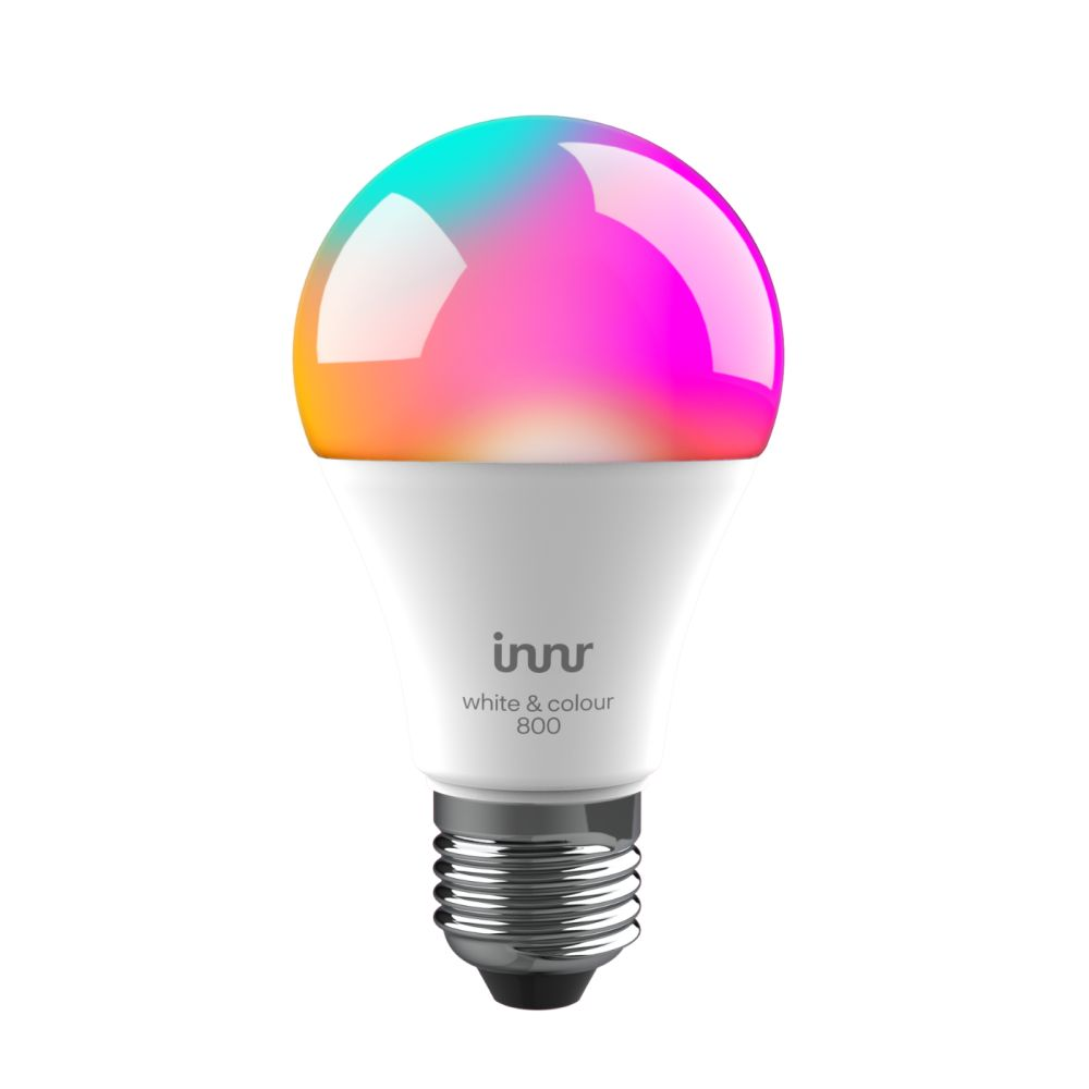 Eine weiße LED-Glühbirne mit farbenfroher, leuchtender Oberseite. Der Markenname 'innr' ist auf der Glühbirne zu sehen.