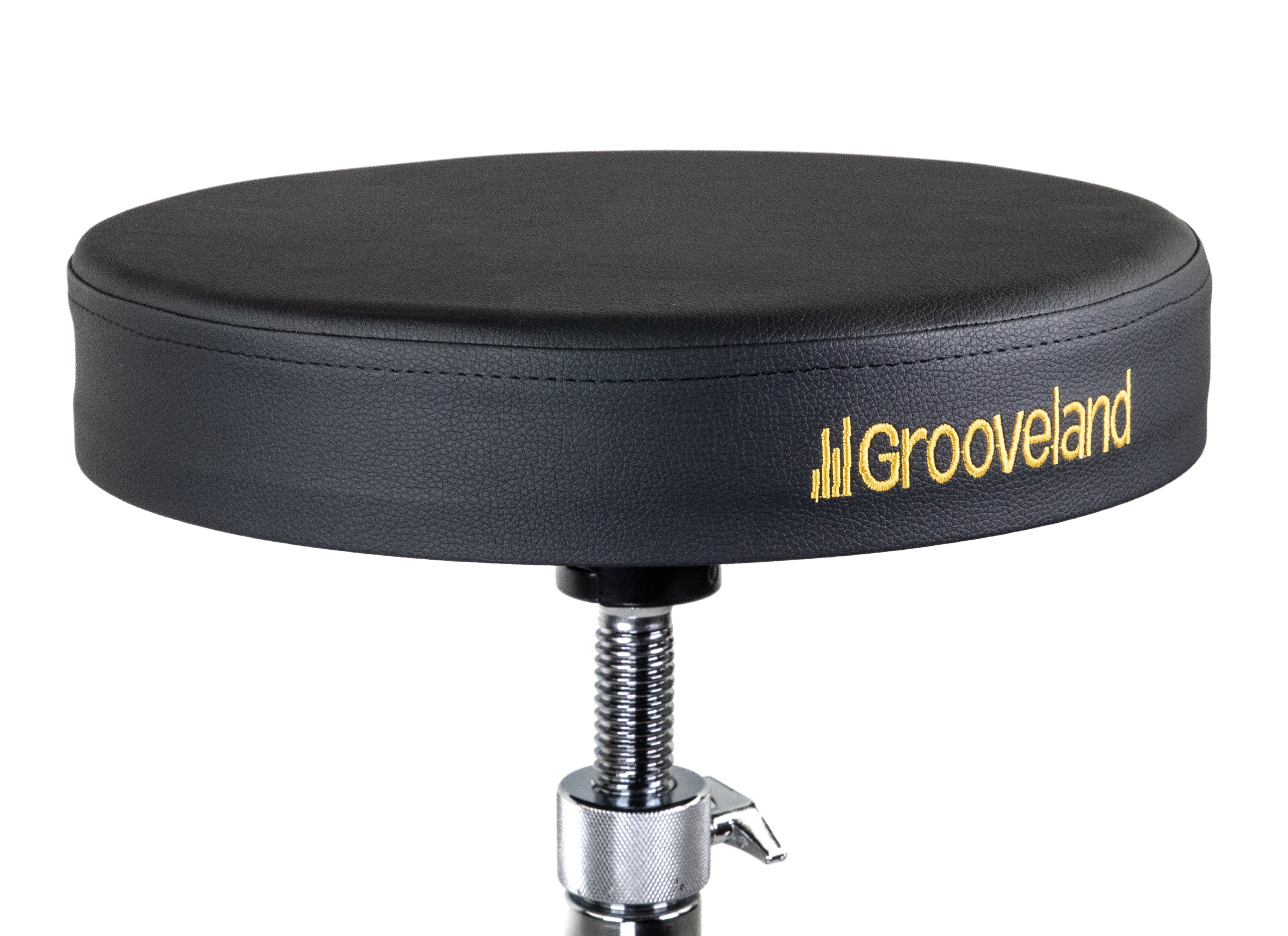 Schwarzer Drumhocker mit rundem Sitz und silbernem Fuß. Der Sitz hat das Wort "Grooveland" in Gold.