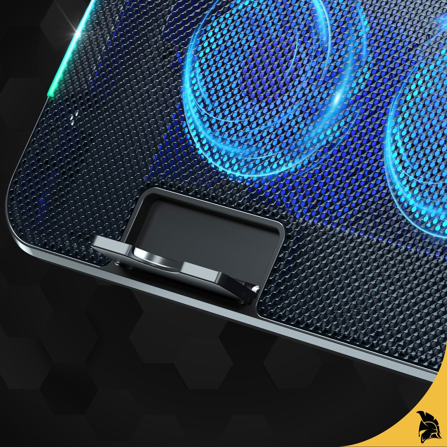 Nahaufnahme eines schwarzen Laptop-Kühlpads mit blauen LED-Leuchten und einem kleinen Ständer. Das Pad hat ein Mesh-Design.