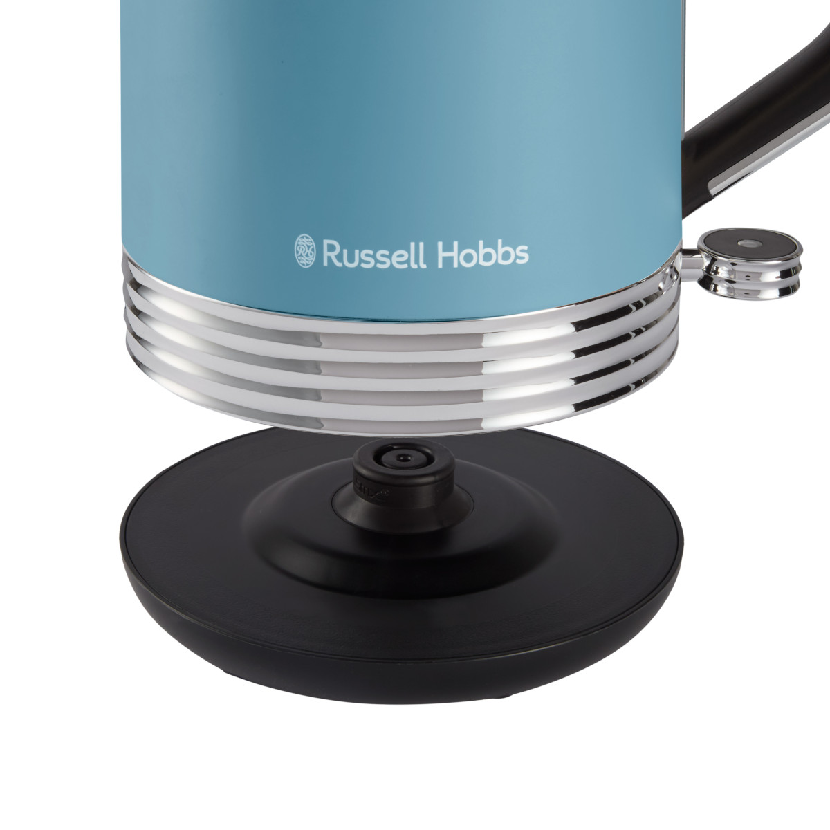 Ein blauer Russell Hobbs Wasserkocher mit schwarzem Sockel. Der Wasserkocher hat silberne Zierleisten und einen schwarzen Griff.