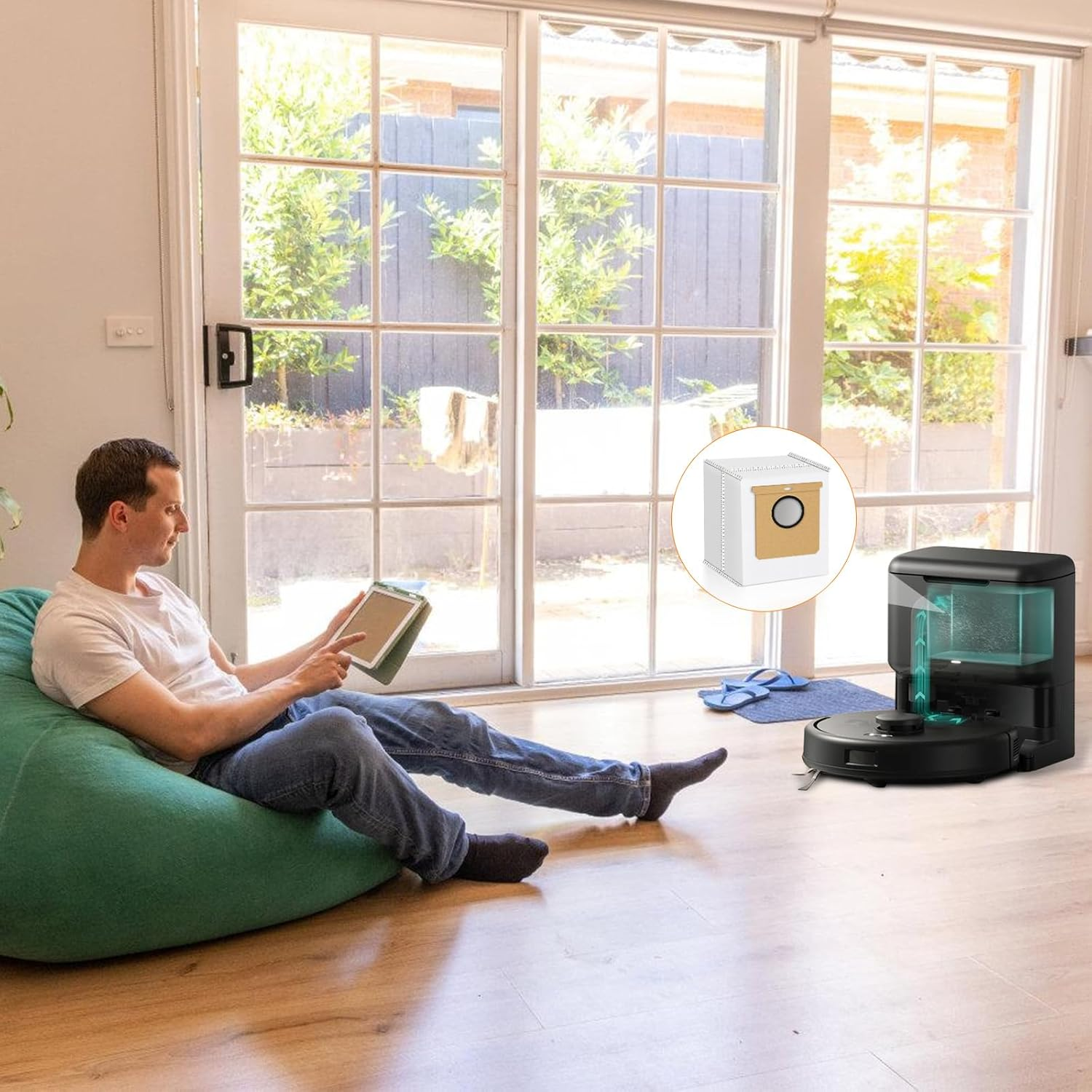 Ein Mann liest auf einem grünen Sitzsack, ein Roboter-Staubsauger reinigt den Boden. Ein Fenster zeigt Bäume.