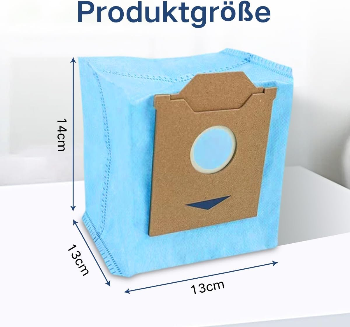 Ein blauer Staubsaugerbeutel mit brauner Kartonfront. Abmessungen sind 13x13x14cm. Der Text oben lautet 'Produktgroße'.