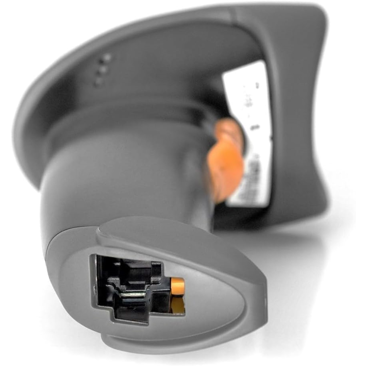 Nahaufnahme eines Barcode-Scanners. Er ist grau und schwarz mit einem orangefarbenen Auslöser. Auf der Seite befindet sich ein weißer Aufkleber.